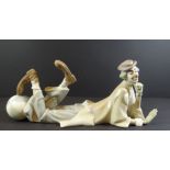 grosser liegender Clown "Lladro", H-16 cm, L-37 cm