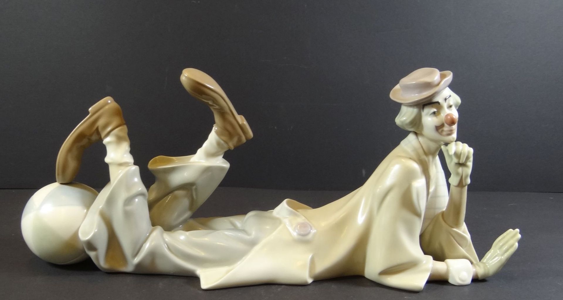 grosser liegender Clown "Lladro", H-16 cm, L-37 cm