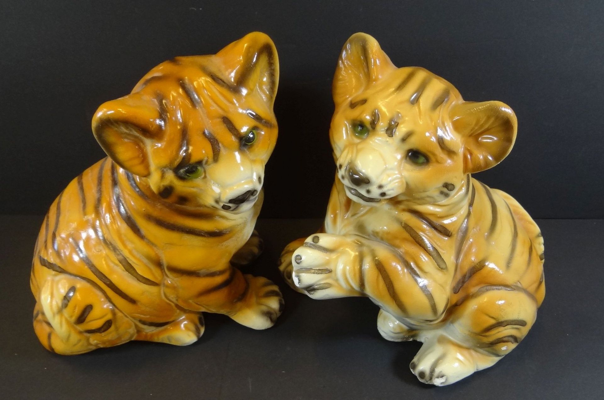 2x Tiger-Junge, bemalt, wohl Gips, 1x mehrfach beschädigt, H-23 cm - Bild 2 aus 8