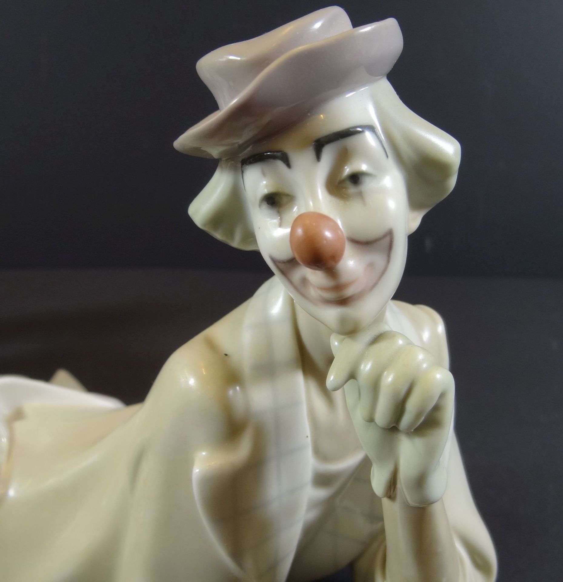 grosser liegender Clown "Lladro", H-16 cm, L-37 cm - Bild 3 aus 6