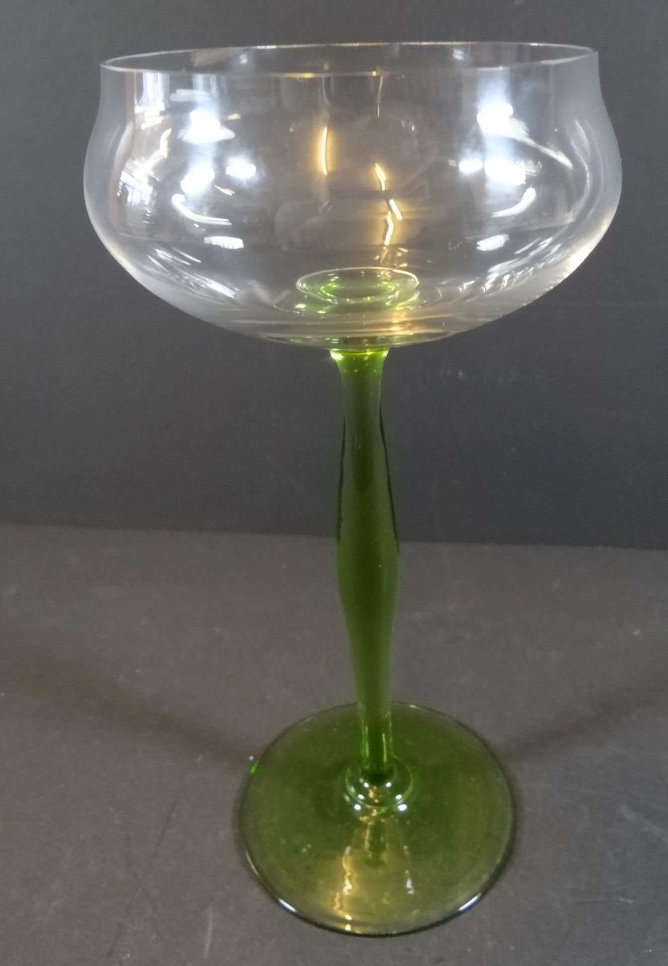 Jugendstil-Weinglas mit grünen Stiel, H-19 cm