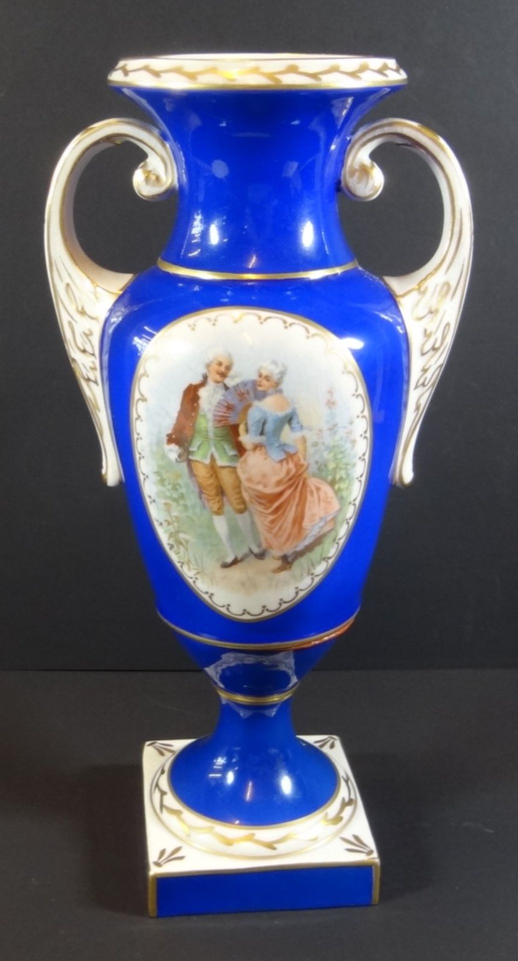 hohe Vase mit galanter Szene, H-32 cm
