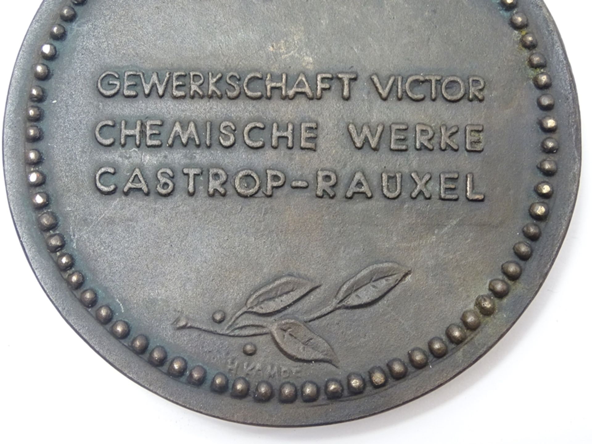 Bronzemedaille Gewerkschaft Victor, Chemische Werke Castrop-Rauxel, Ø 10 cm, H. 1,1 cm, 620 gr. - Bild 2 aus 3