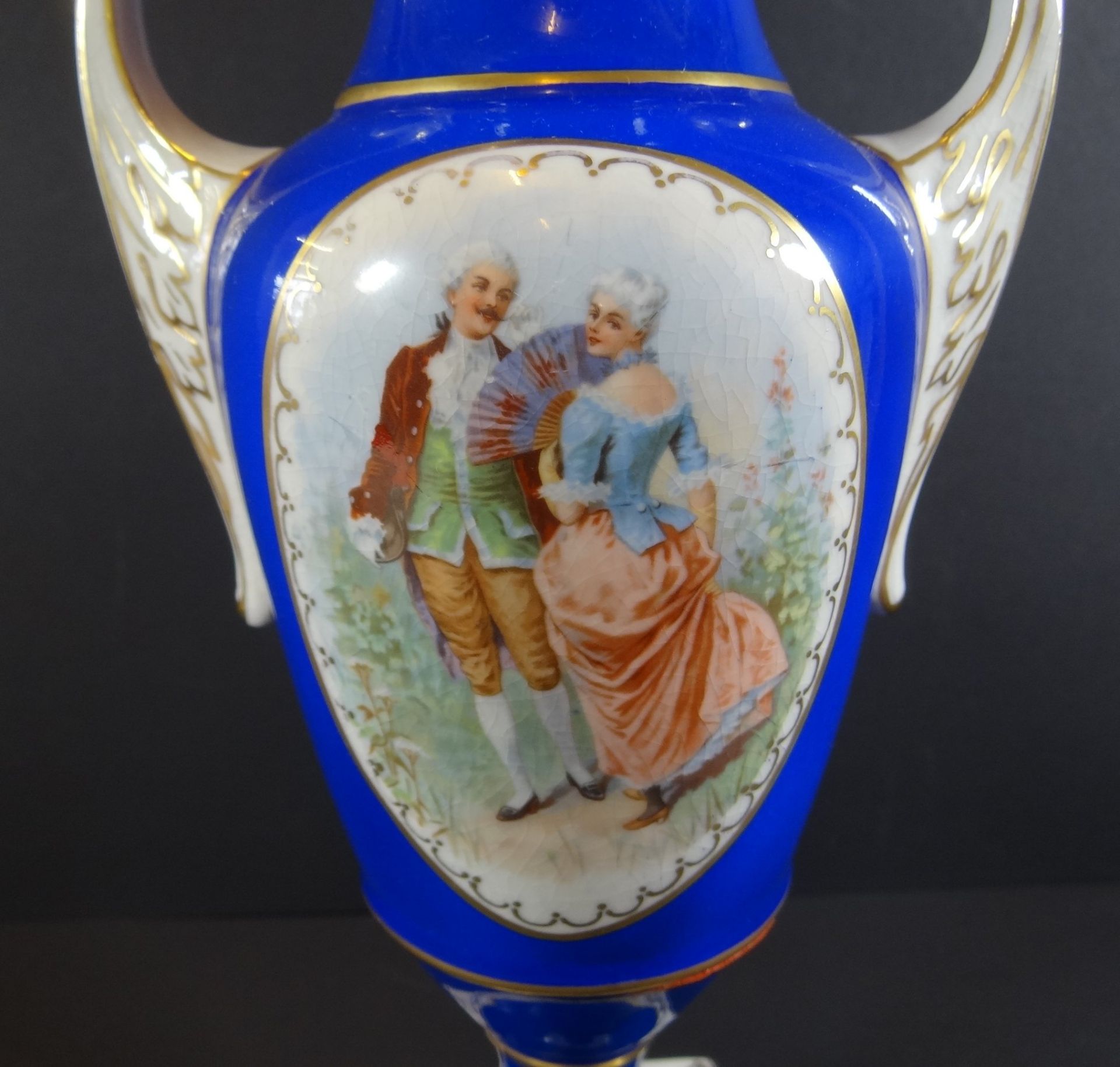 hohe Vase mit galanter Szene, H-32 cm - Bild 2 aus 6