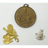 2 Anstecker und Medaille "Schlaraffia Berolina", 1890, Kupfer?, Ø 3,5 cm