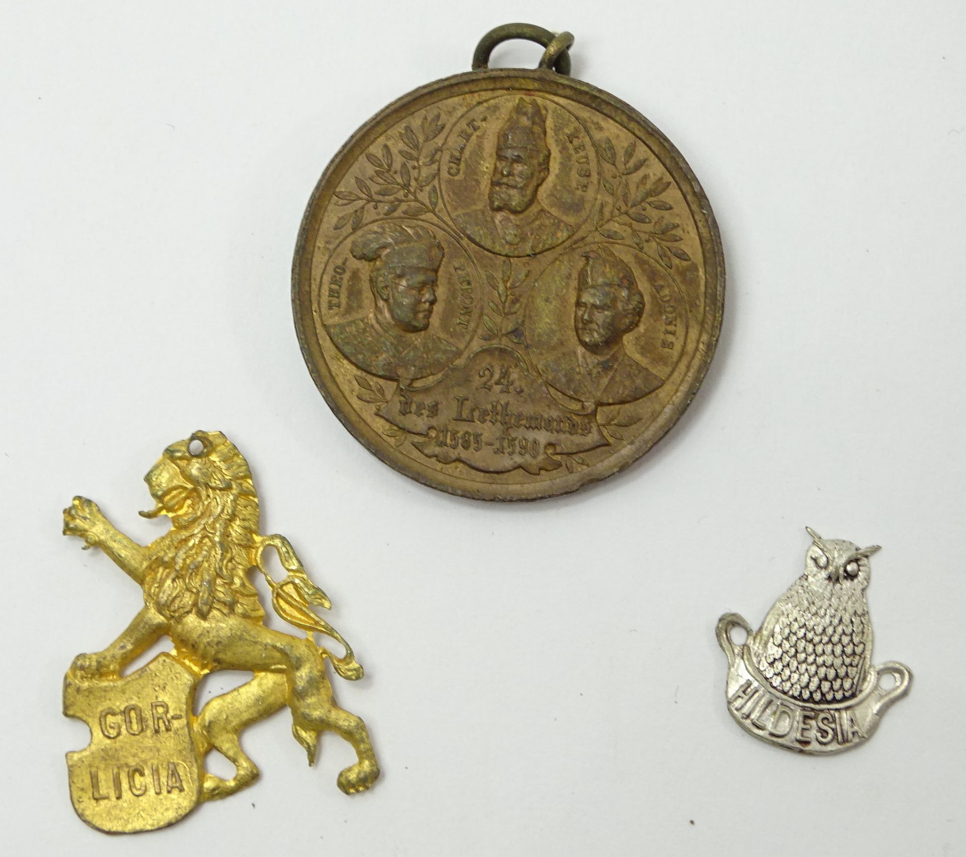 2 Anstecker und Medaille "Schlaraffia Berolina", 1890, Kupfer?, Ø 3,5 cm