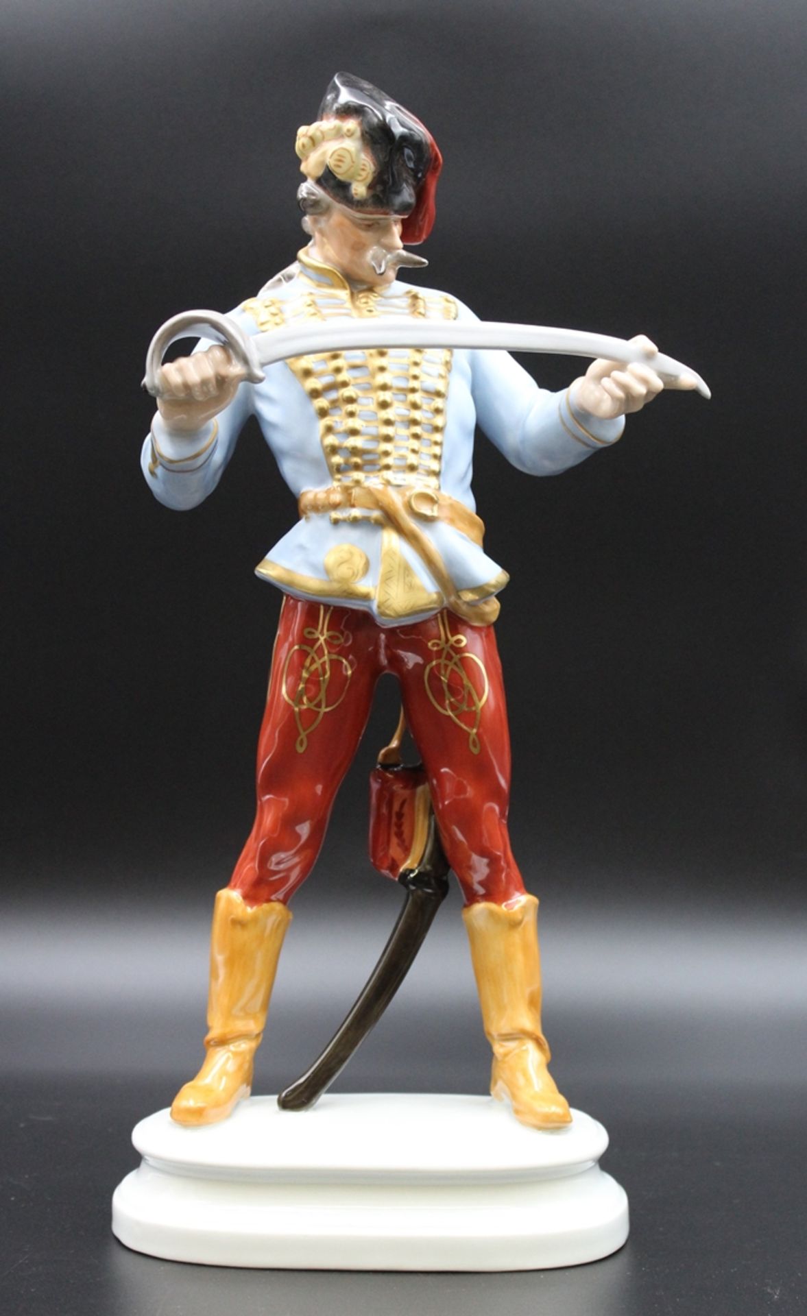 gr.  Porzellanfigur, Herend, stehender Husar prüft die Degenklinge, Modellnr 5505, polychrome Bemal