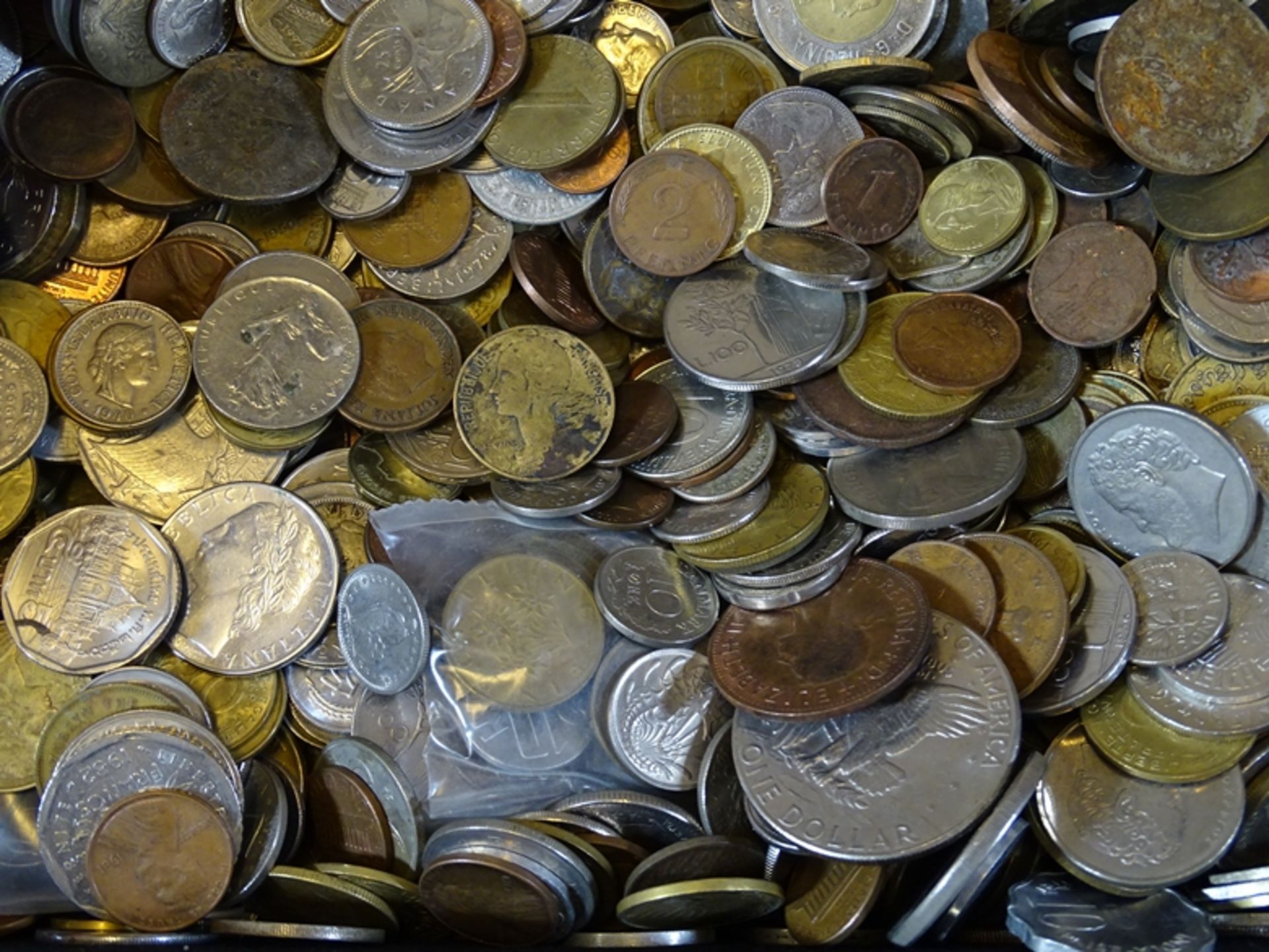 Großes Konvolut Münzen aus aller Welt in Koffer, insg. 9KG, Koffer 40 x 24cm - Bild 6 aus 12
