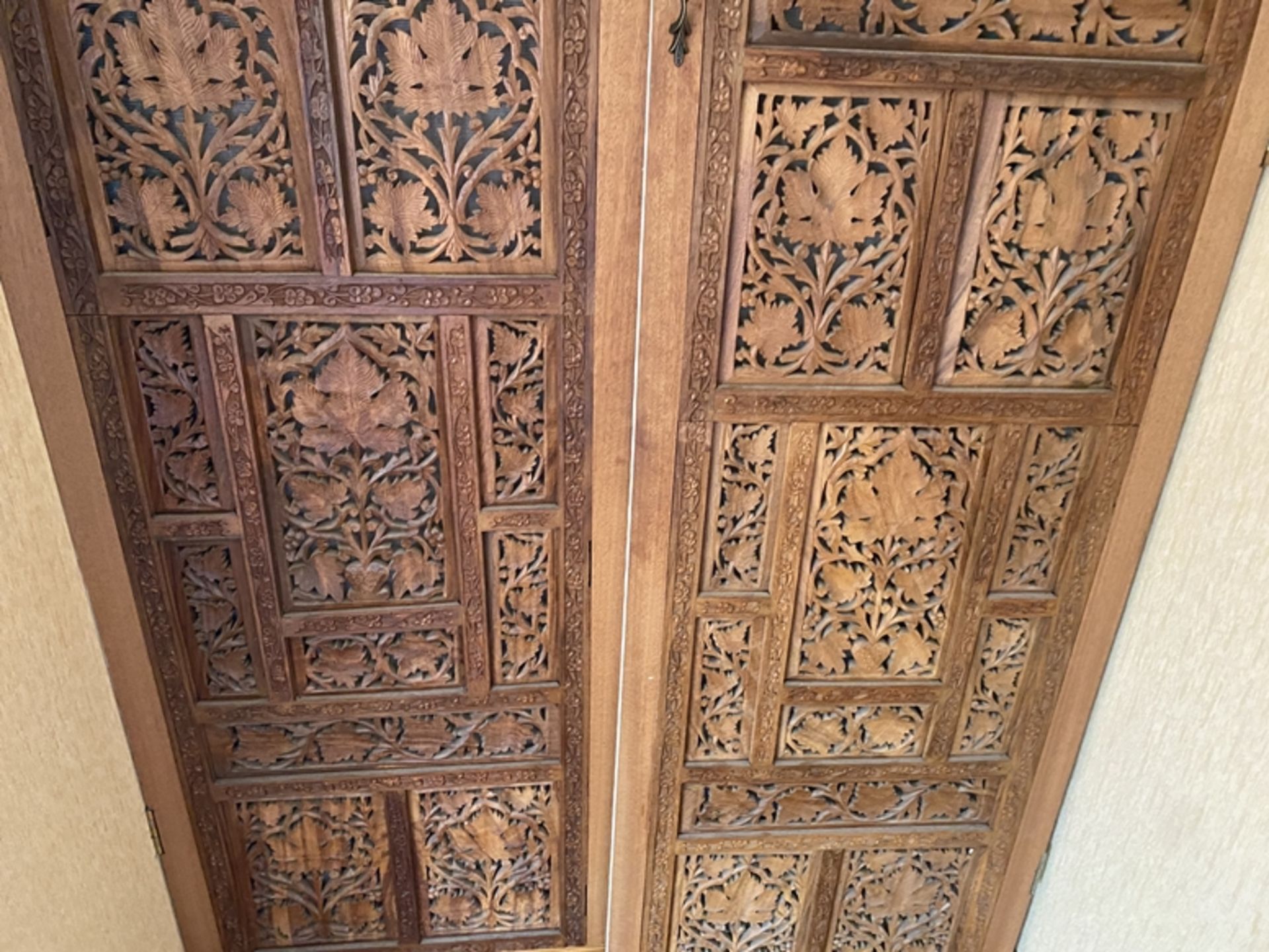 Paar Türflügel, Shishan-Schnitzerei aus Sandelholz (Indien), hier gebraucht als Fliegengitter, rück - Bild 5 aus 6