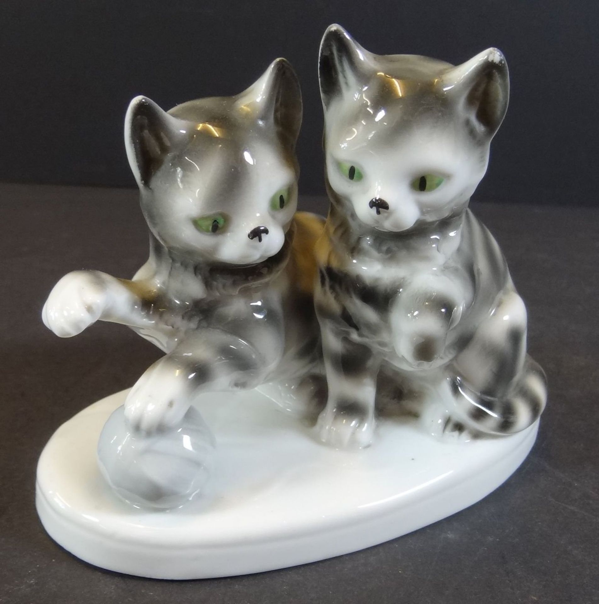 Paar spielende Katzen, bemalt, in Boden gemarkt, H-10 cm, B-12 cm - Bild 2 aus 5