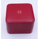 rote OMEGA Uhrenbox, 7 x 10,5 x 10,5cm, tw. Gebrauchsspuren
