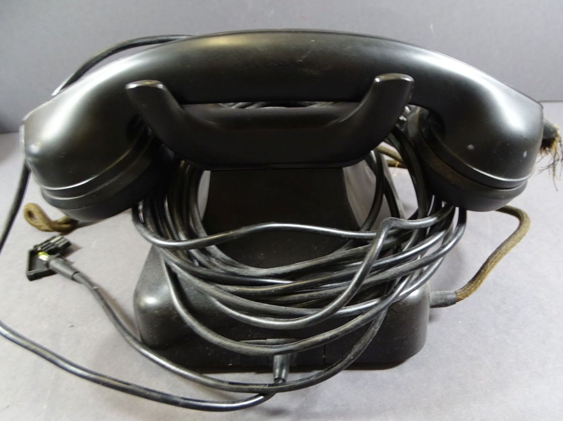 schwarzes Telefon mit Wählscheibe, BP W48, Funktion nicht geprüft - Bild 2 aus 3