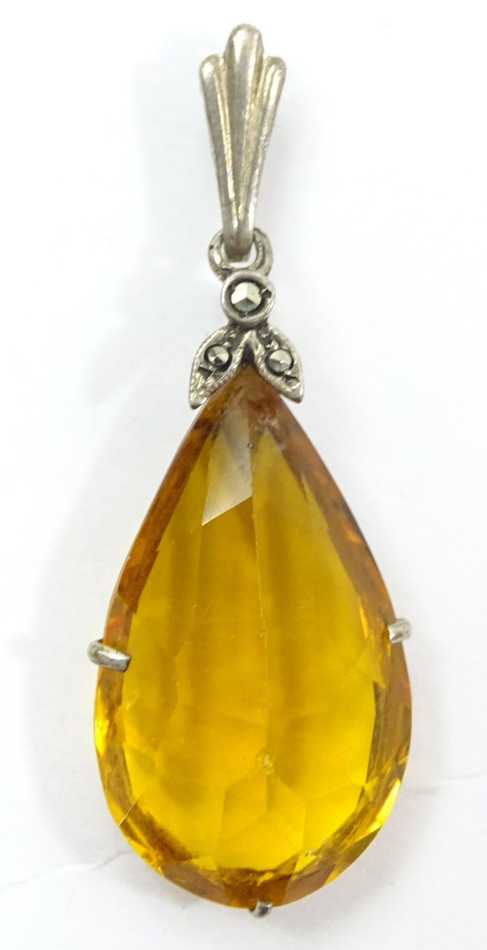 Anhänger mit 830er-Silberfassung, orangegelber Farbstein und Markasiten, L. 4,2 cm, 6 gr., mit Alte