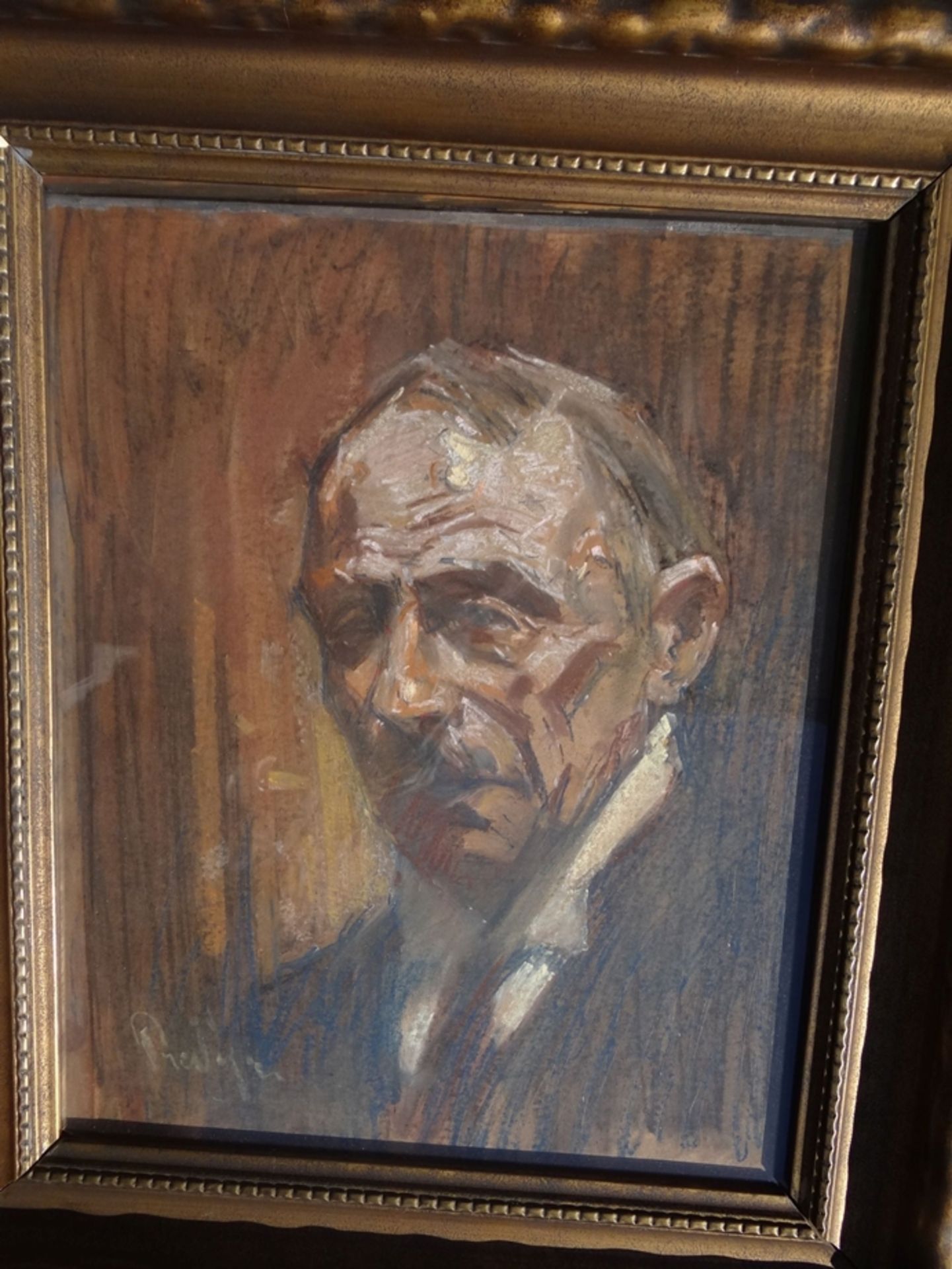 unleserl. signiertes Männerportrait, Mischtechnik, ger/Glas, RG 67x57 cm - Bild 2 aus 6