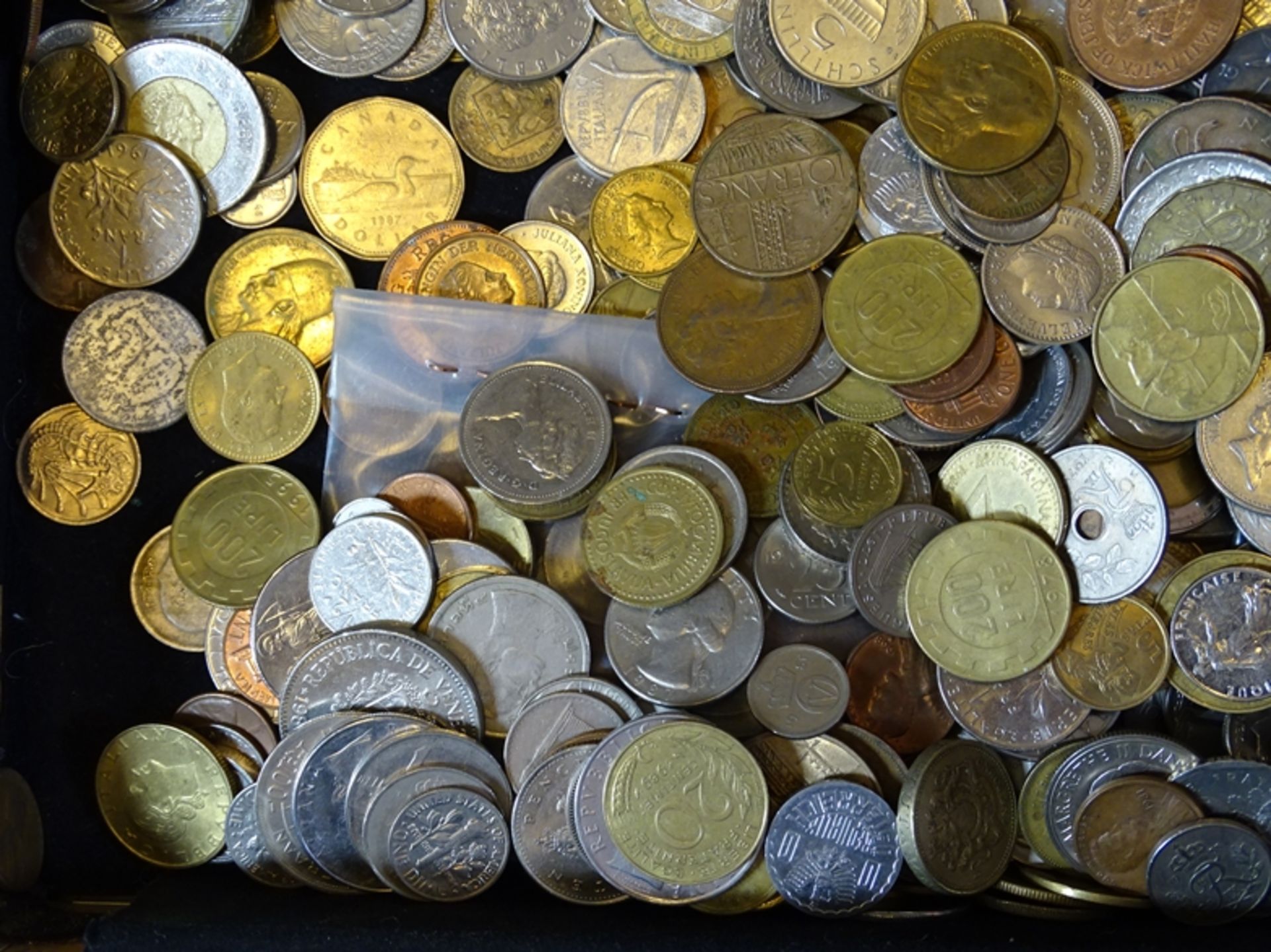 Großes Konvolut Münzen aus aller Welt in Koffer, insg. 9KG, Koffer 40 x 24cm - Bild 9 aus 12
