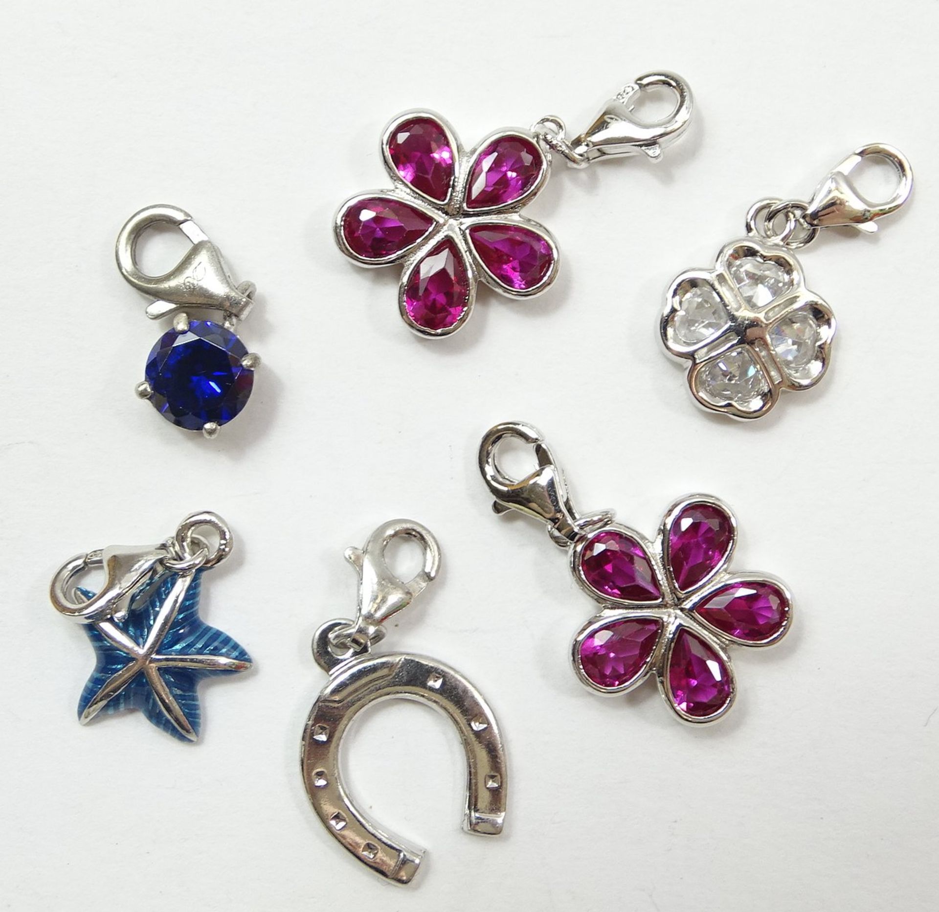 6 Silber-Charms, 925/000, mit Steinbesatz, 1 x emalliert, L. 1,8 - 2,5 cm, 11 gr.