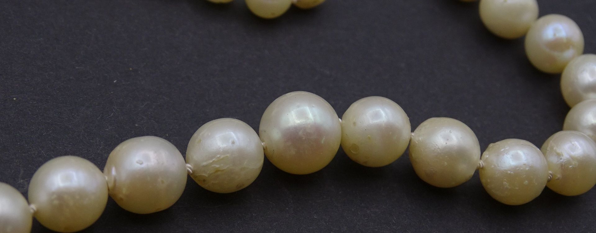 Perlen Halskette mit WG Verschluss 0.585, besetzt mit 6 rund facc. Saphiren, L. 88cm,kl. 5,7 - 9,6m - Bild 4 aus 6