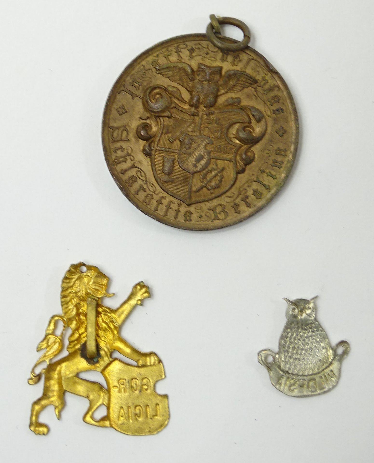 2 Anstecker und Medaille "Schlaraffia Berolina", 1890, Kupfer?, Ø 3,5 cm - Bild 2 aus 2