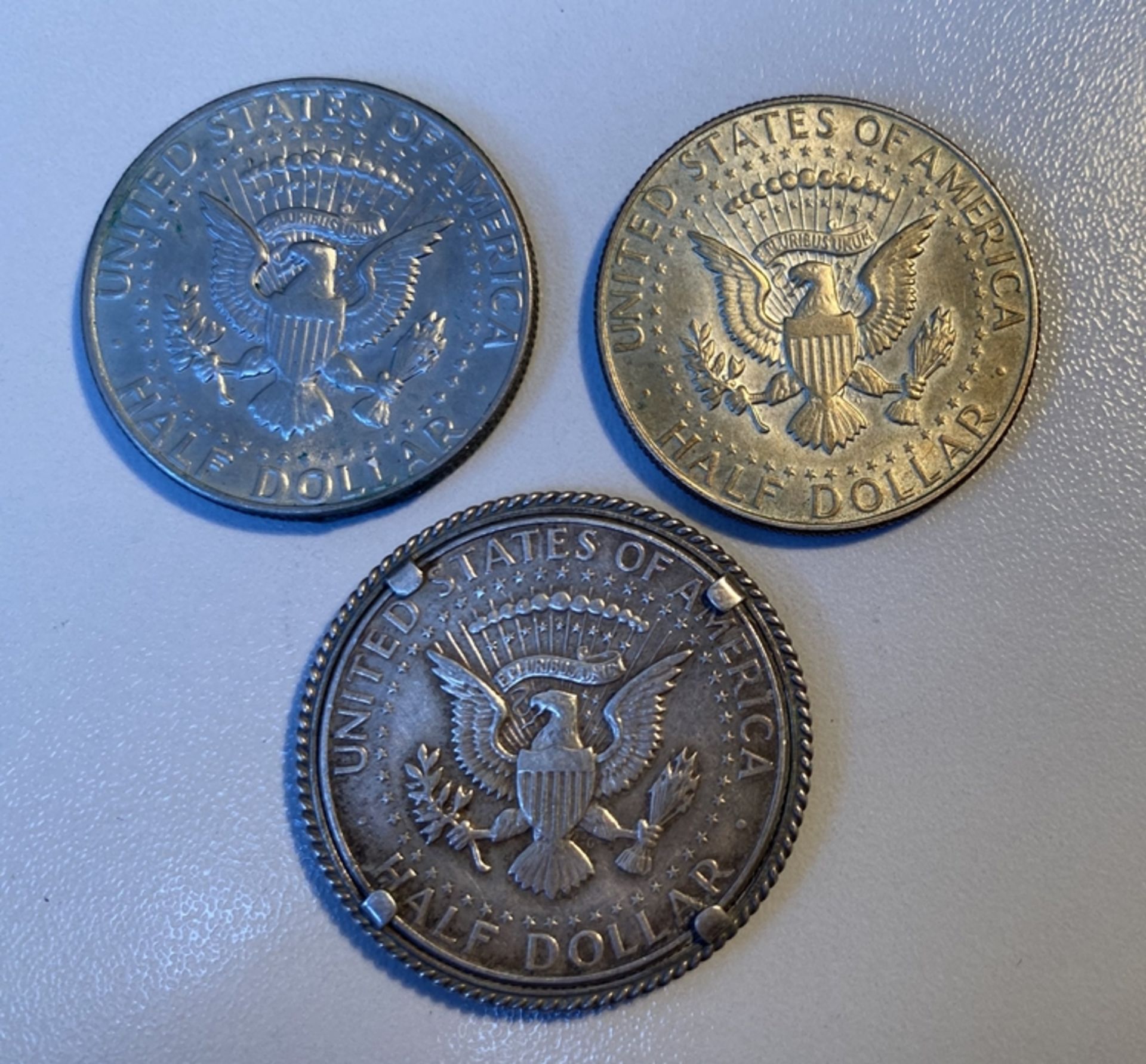 3x Half Dollar, Kennedy 1973, 1968, 1964 (mit Krampenfassung, , 2x One Dollar, 1x Lberty 1972, 1x 1 - Bild 7 aus 7