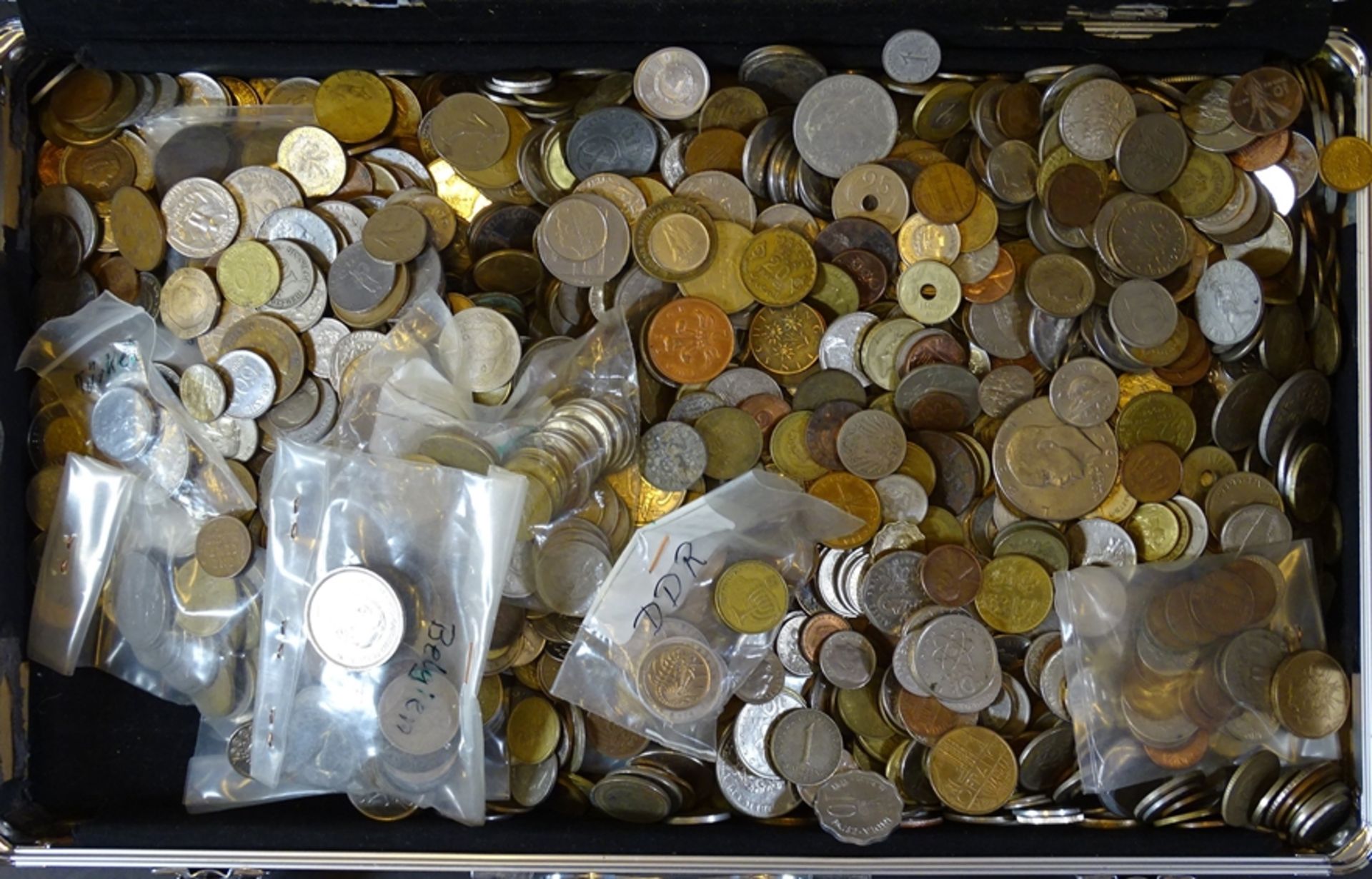 Großes Konvolut Münzen aus aller Welt in Koffer, insg. 9KG, Koffer 40 x 24cm - Bild 3 aus 12
