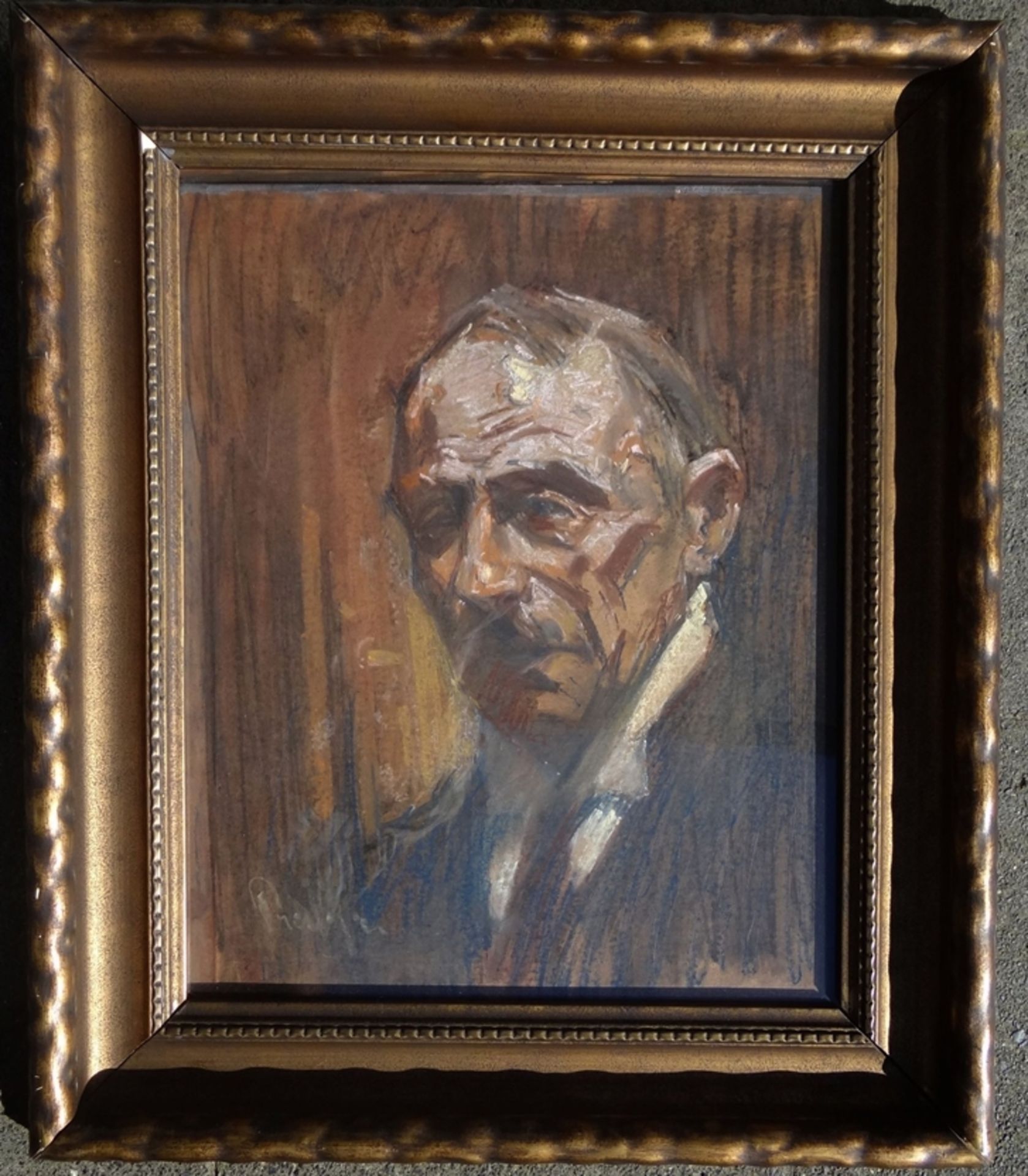 unleserl. signiertes Männerportrait, Mischtechnik, ger/Glas, RG 67x57 cm