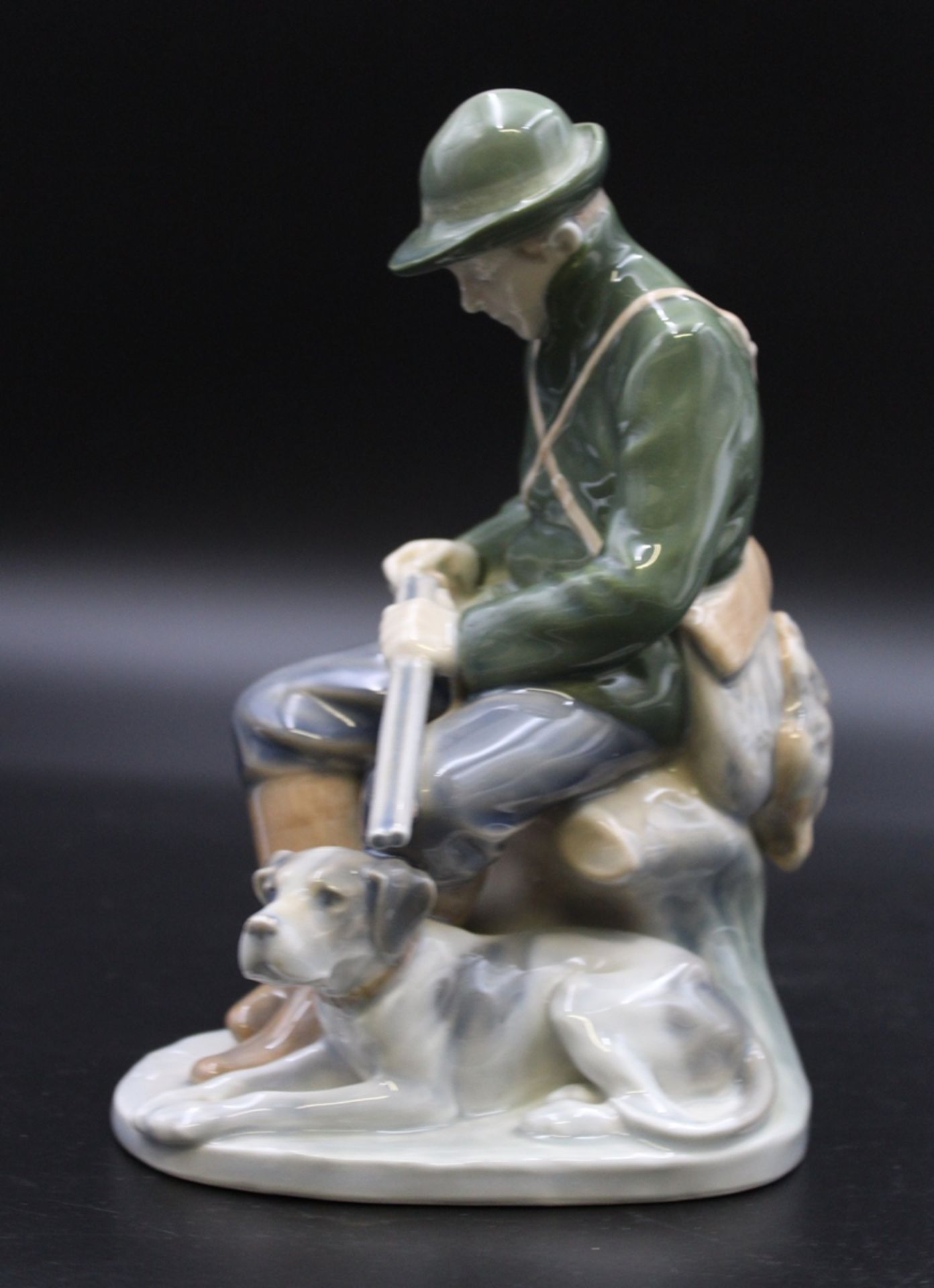 Jäger mit Hund, Royal Copenhagen, Entw. Christian Thomsen, Modellnr. 1087, H-21,5cm., Unterglasurbe - Bild 4 aus 5