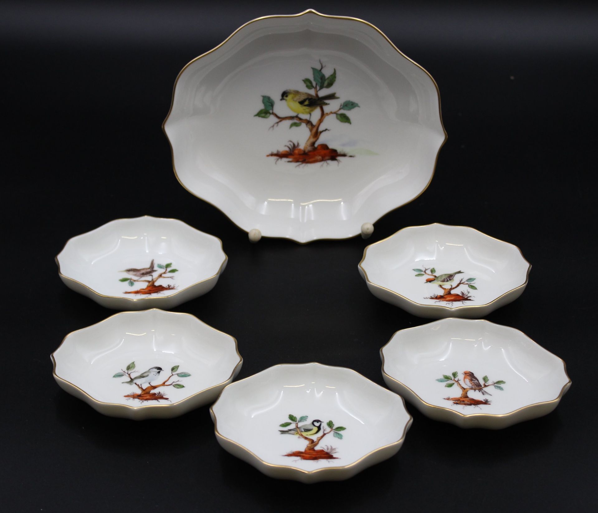 Konfektset, Höchst, 7tlg., Vogelbemalung, H-4cm 19,5 x 17cm und H-2,6cm 11,5 x 10cm.