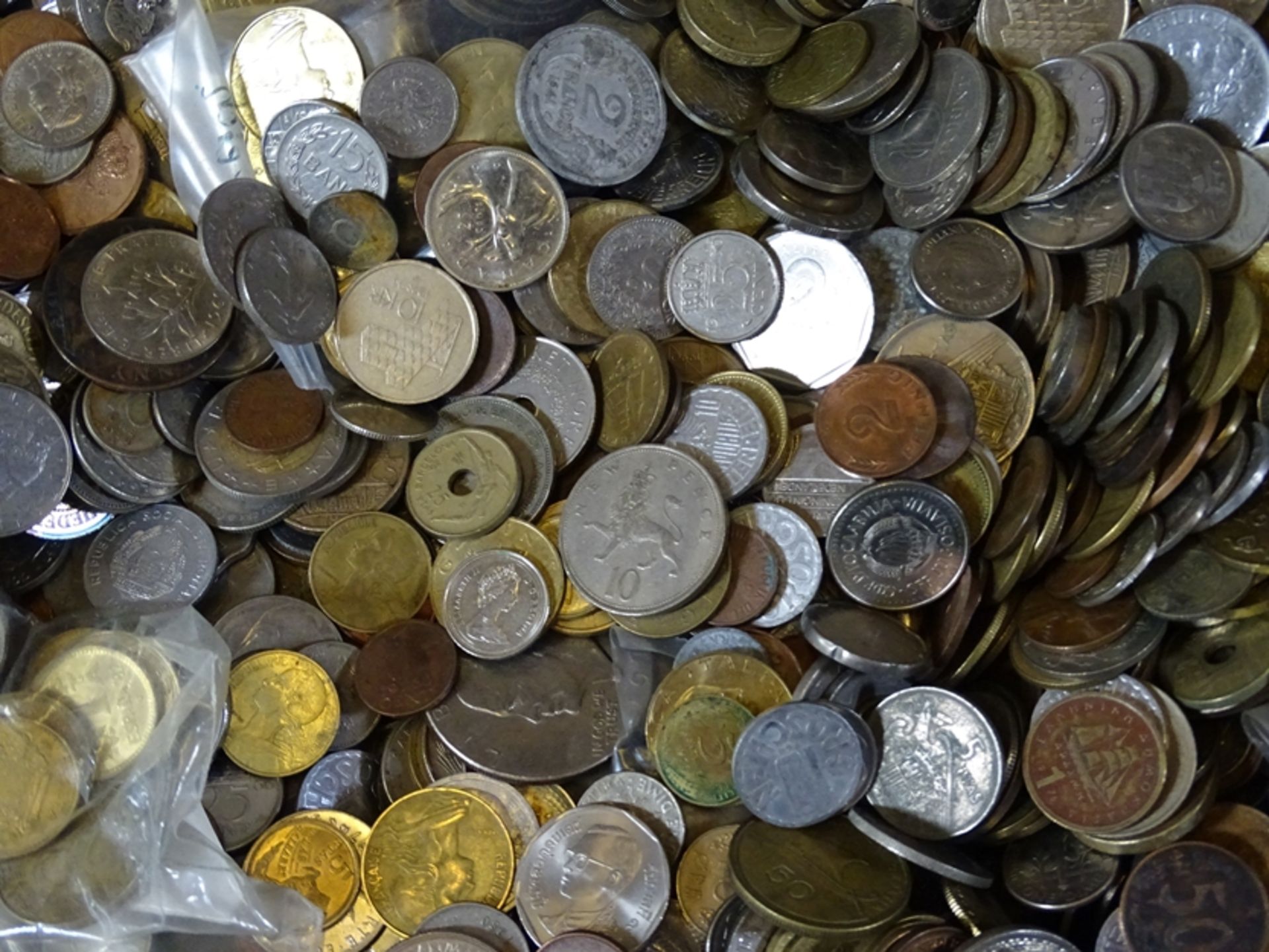 Großes Konvolut Münzen aus aller Welt in Koffer, insg. 9KG, Koffer 40 x 24cm - Bild 12 aus 12