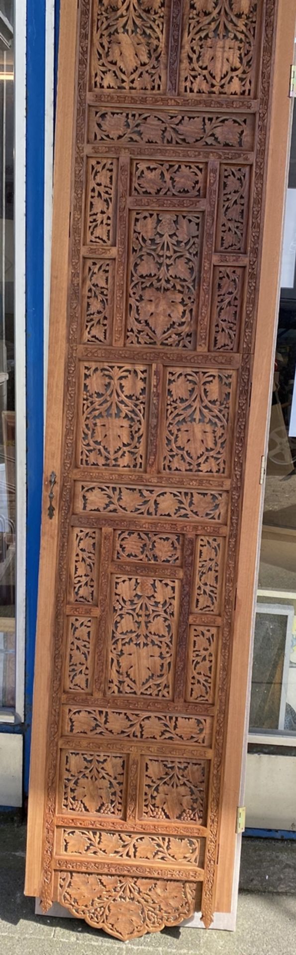 Paar Türflügel, Shishan-Schnitzerei aus Sandelholz (Indien), hier gebraucht als Fliegengitter, rück - Bild 6 aus 6