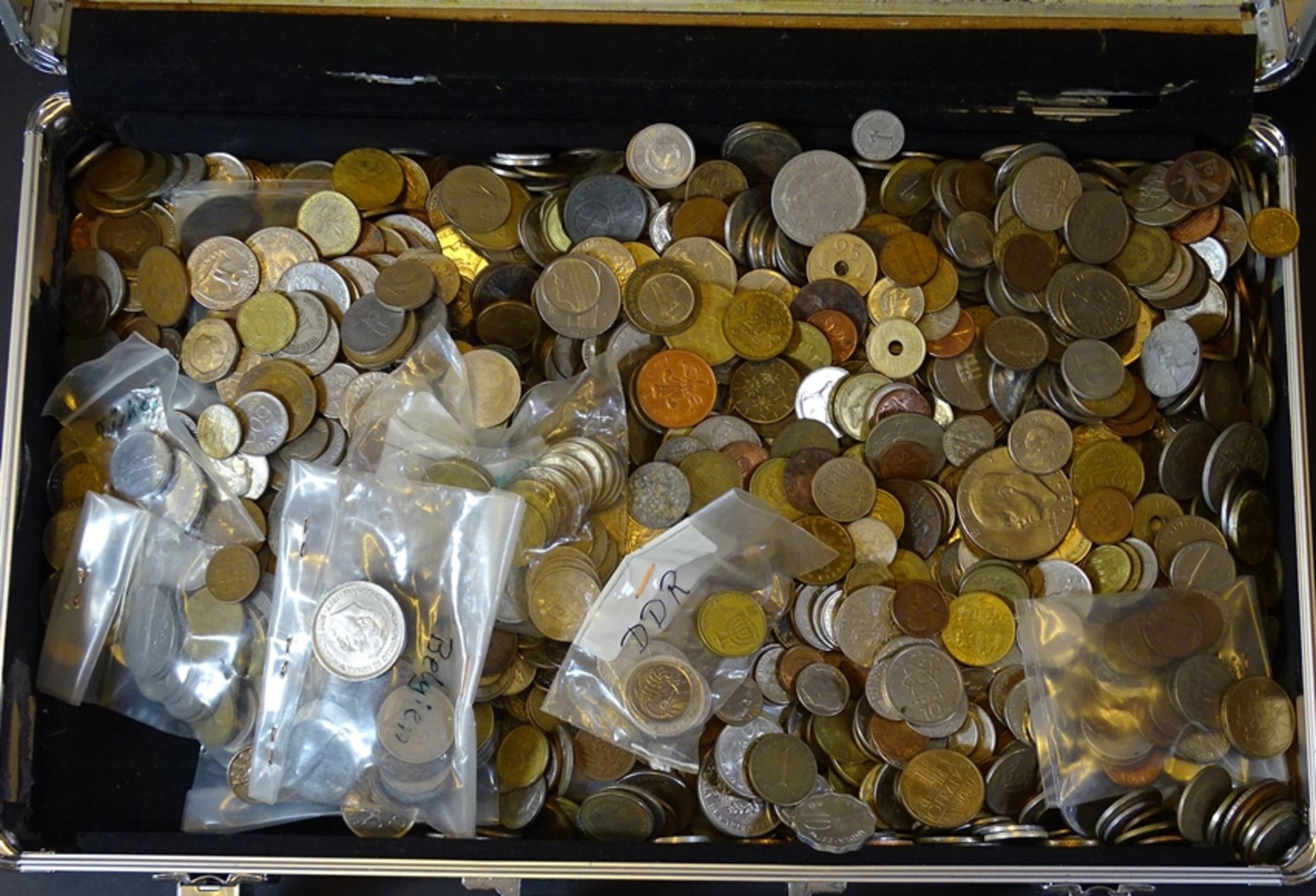 Großes Konvolut Münzen aus aller Welt in Koffer, insg. 9KG, Koffer 40 x 24cm