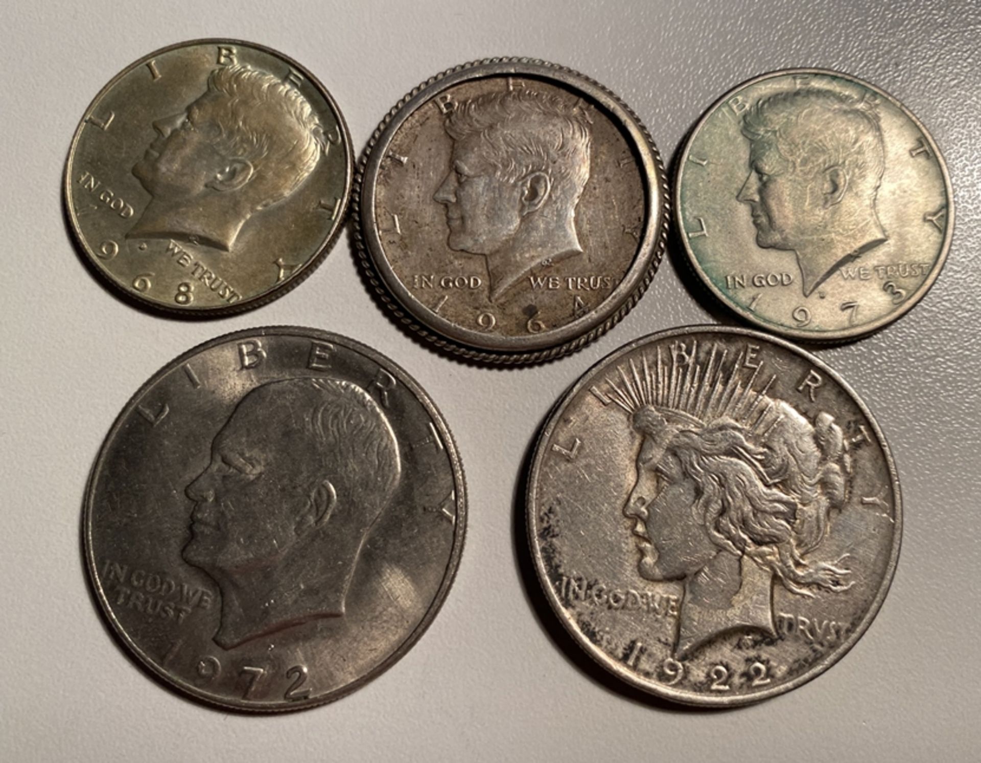 3x Half Dollar, Kennedy 1973, 1968, 1964 (mit Krampenfassung, , 2x One Dollar, 1x Lberty 1972, 1x 1