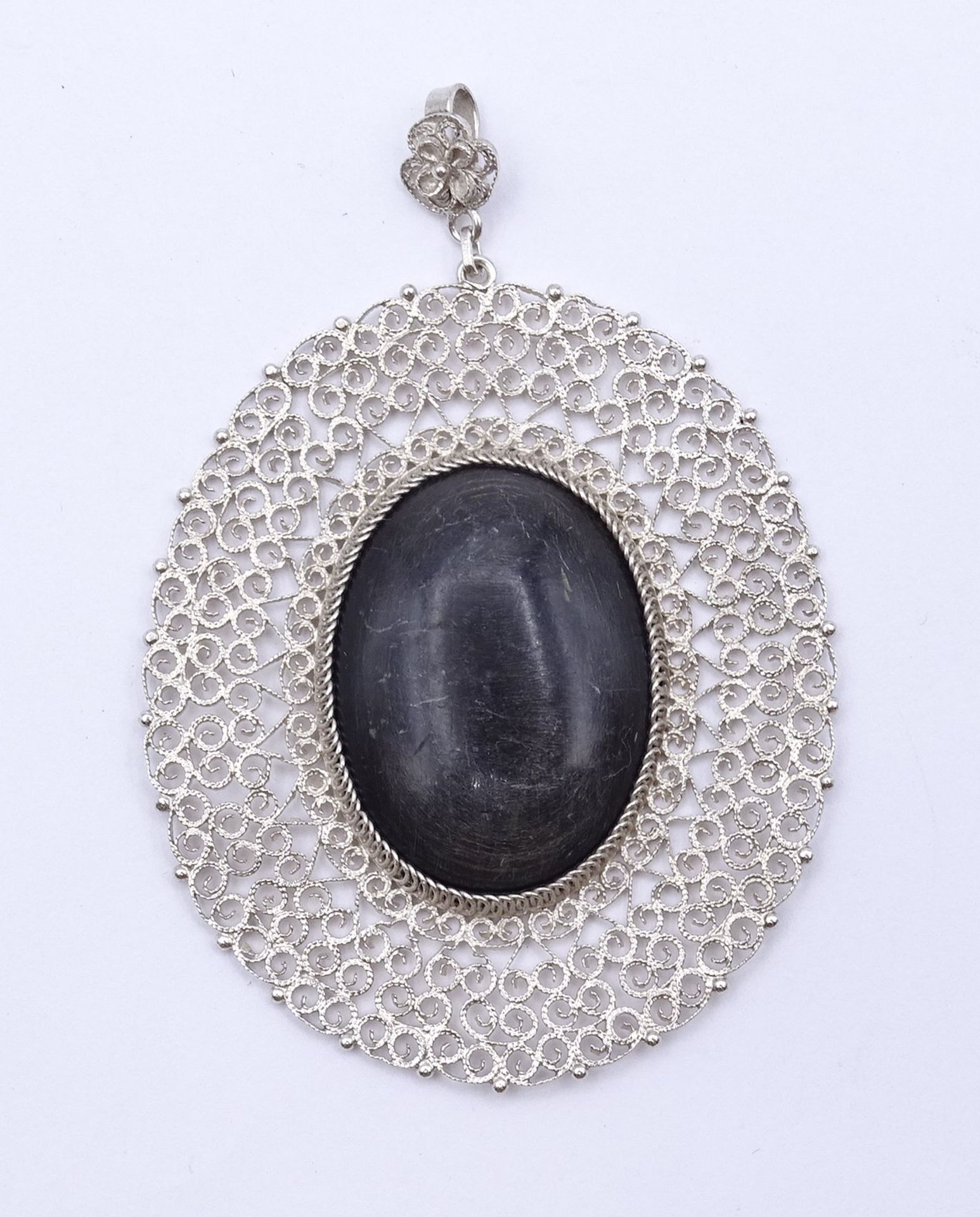 Großer filigraner Silber Anhänger mit einen schwarzen Cabochon,Silber gepr. L. 7,0cm, 12,4g.