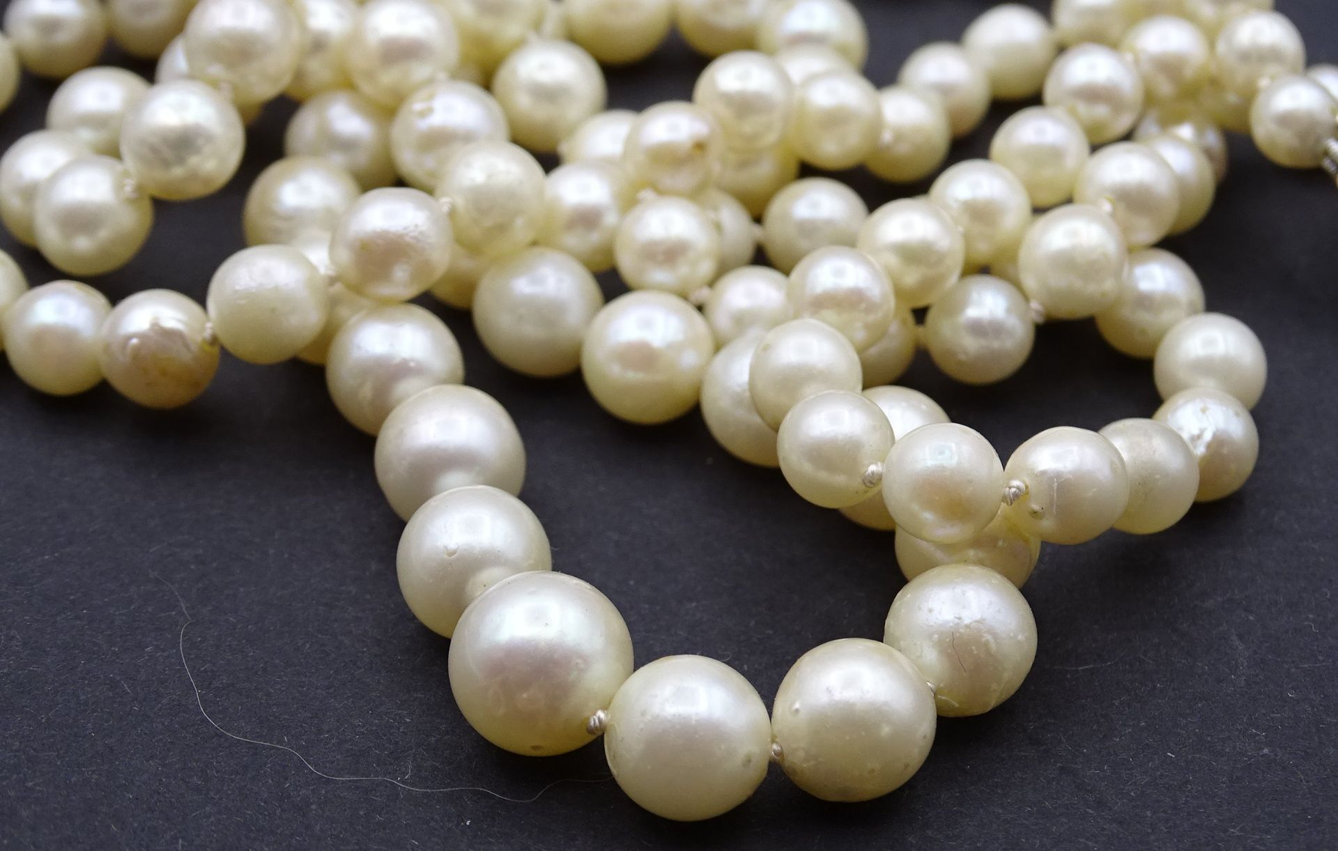 Perlen Halskette mit WG Verschluss 0.585, besetzt mit 6 rund facc. Saphiren, L. 88cm,kl. 5,7 - 9,6m - Bild 6 aus 6