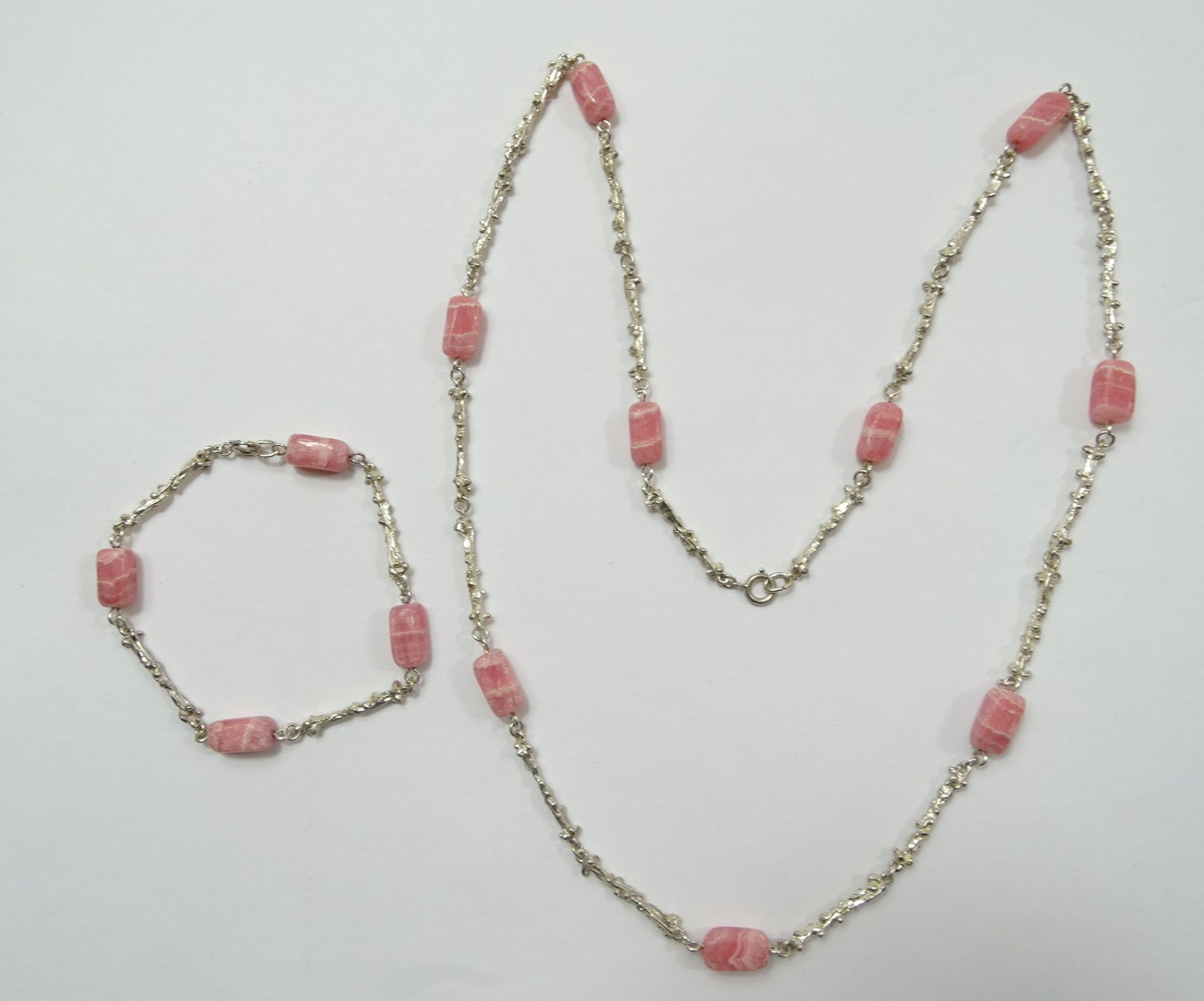 Kette und Armband, 835/000, Zwischenelemente aus Rhodochrosit, L. 72 und 21 cm, zus. 56 gr.