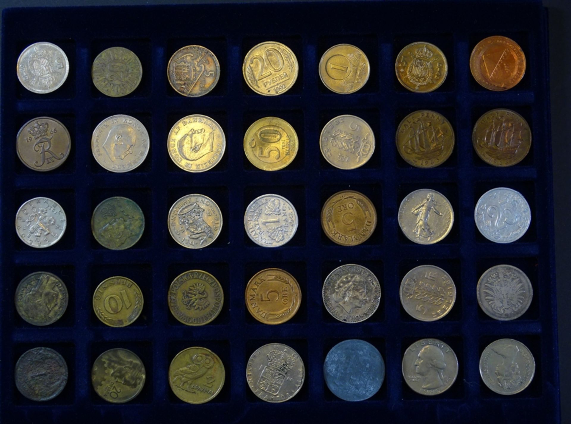 kl. Koffer mit Münzen und Medaillen aus aller Welt, ca. 196 Stück, Koffer 25 x 20cm, wenige Silber - Bild 4 aus 10