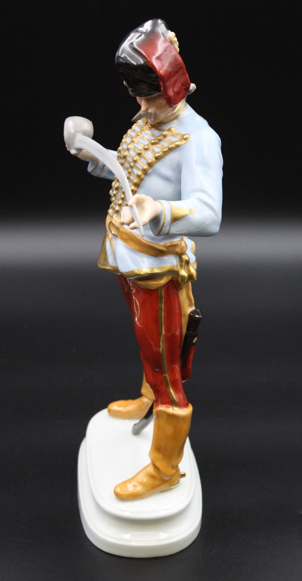 gr.  Porzellanfigur, Herend, stehender Husar prüft die Degenklinge, Modellnr 5505, polychrome Bemal - Bild 4 aus 5