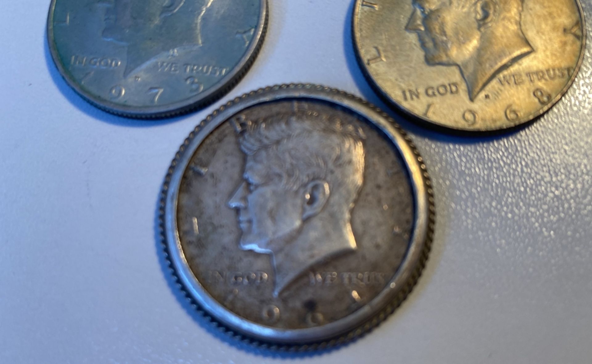 3x Half Dollar, Kennedy 1973, 1968, 1964 (mit Krampenfassung, , 2x One Dollar, 1x Lberty 1972, 1x 1 - Bild 6 aus 7
