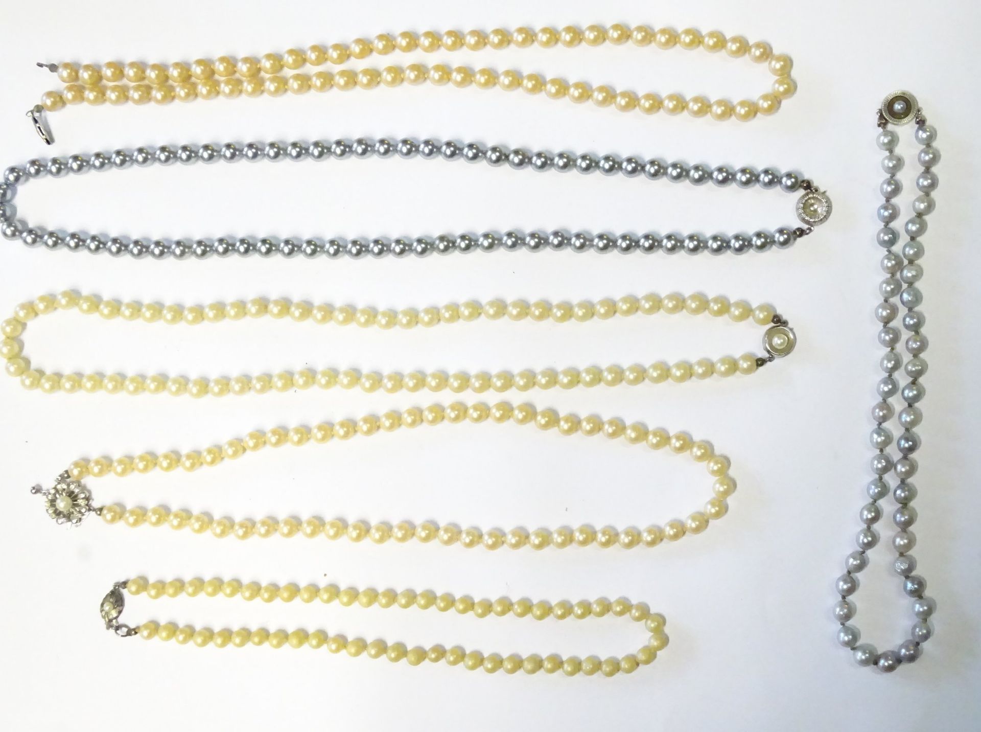 6 Perlenhalsketten mit Silberschließen