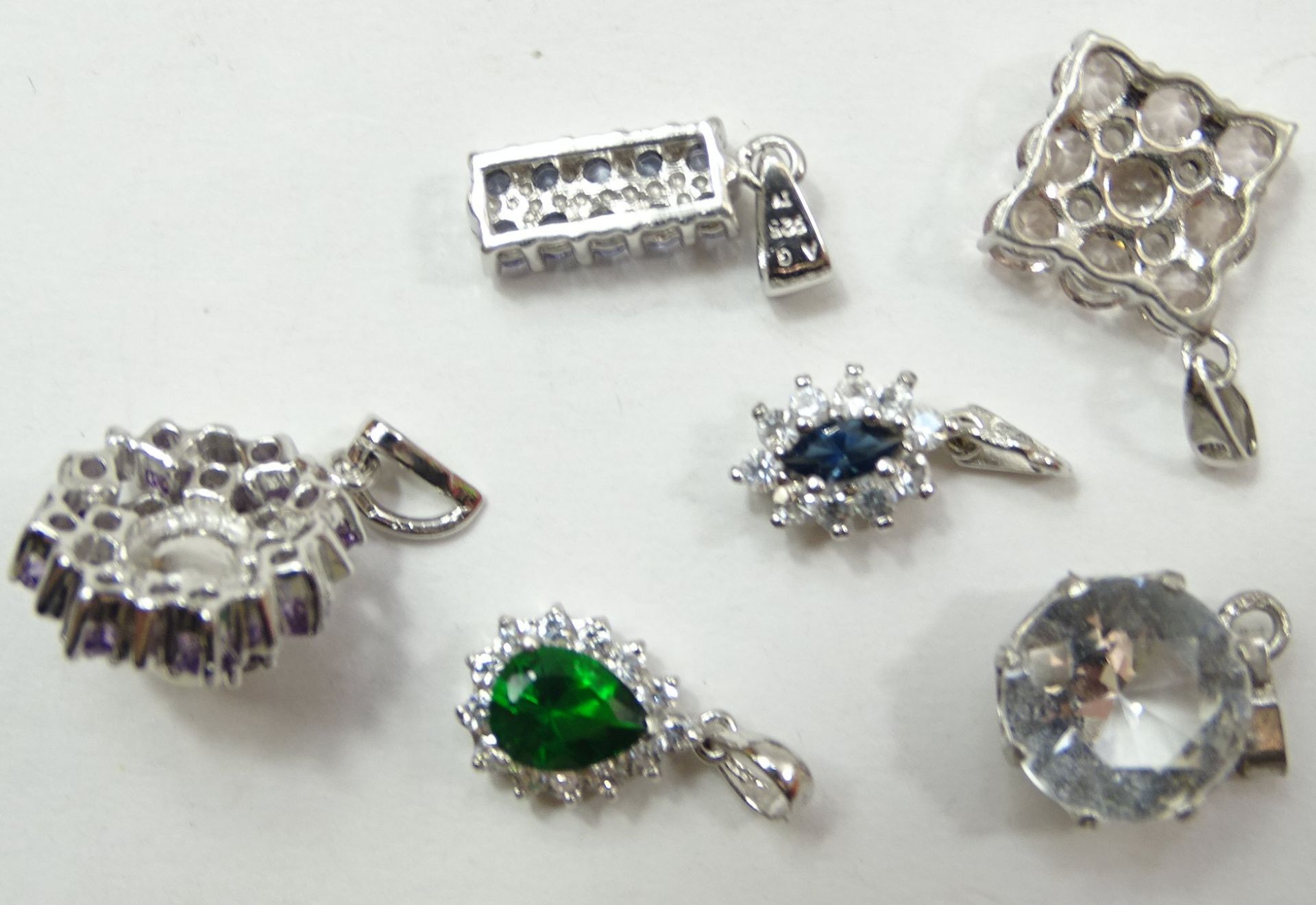 6 Silberanhänger, 925/000, mit Farbsteinbesatz, klaren Steinen, Perlen, L. 1,8 - 2,4 cm, zus. 12 gr - Bild 3 aus 3