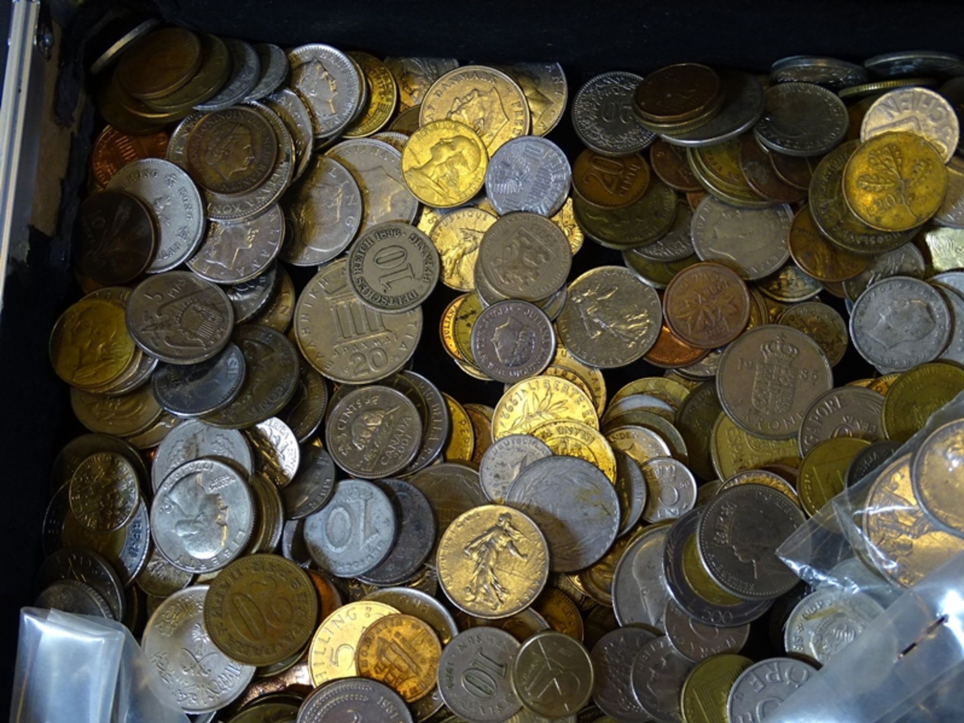 Großes Konvolut Münzen aus aller Welt in Koffer, insg. 9KG, Koffer 40 x 24cm - Bild 5 aus 12