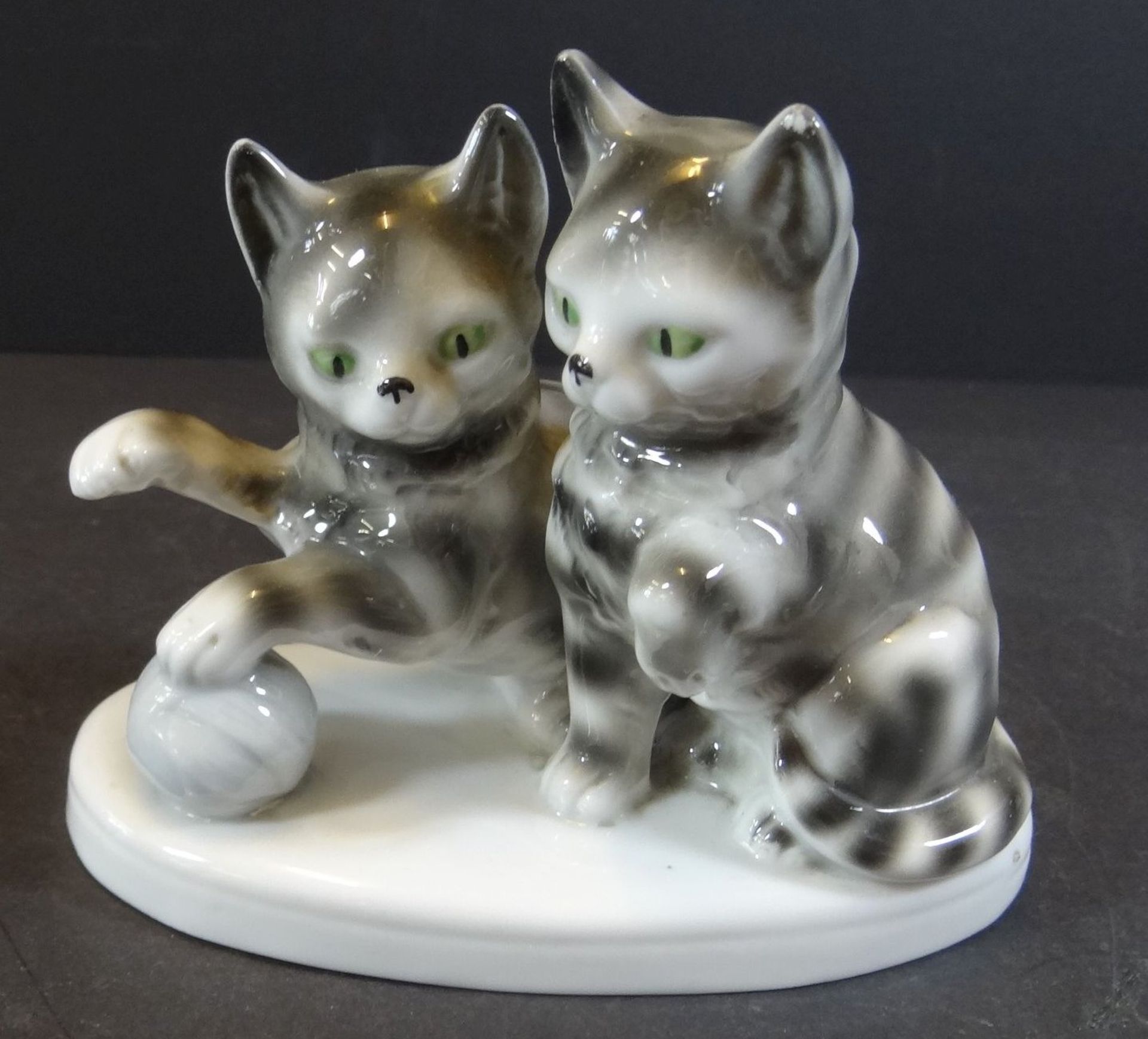 Paar spielende Katzen, bemalt, in Boden gemarkt, H-10 cm, B-12 cm