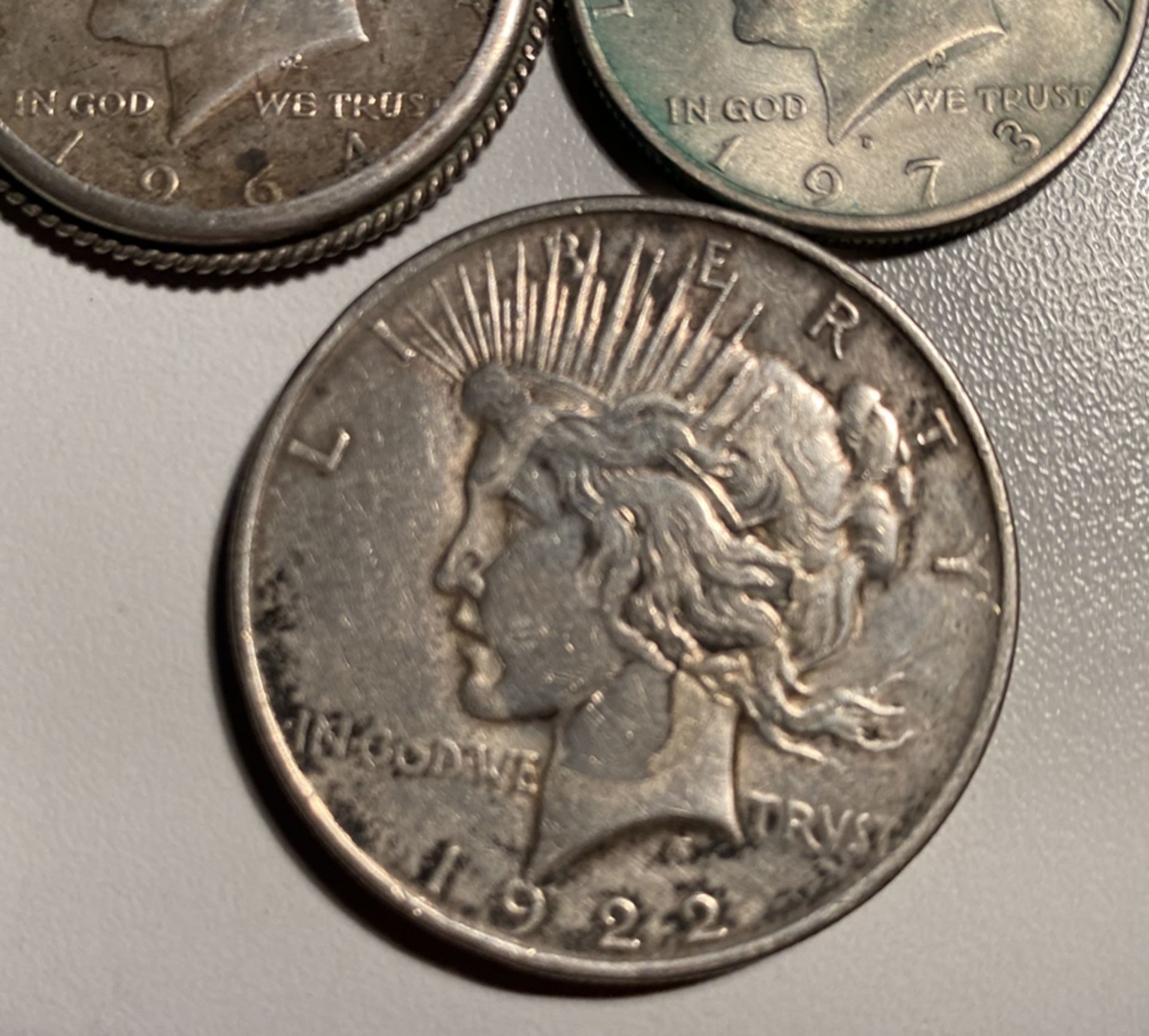 3x Half Dollar, Kennedy 1973, 1968, 1964 (mit Krampenfassung, , 2x One Dollar, 1x Lberty 1972, 1x 1 - Bild 3 aus 7