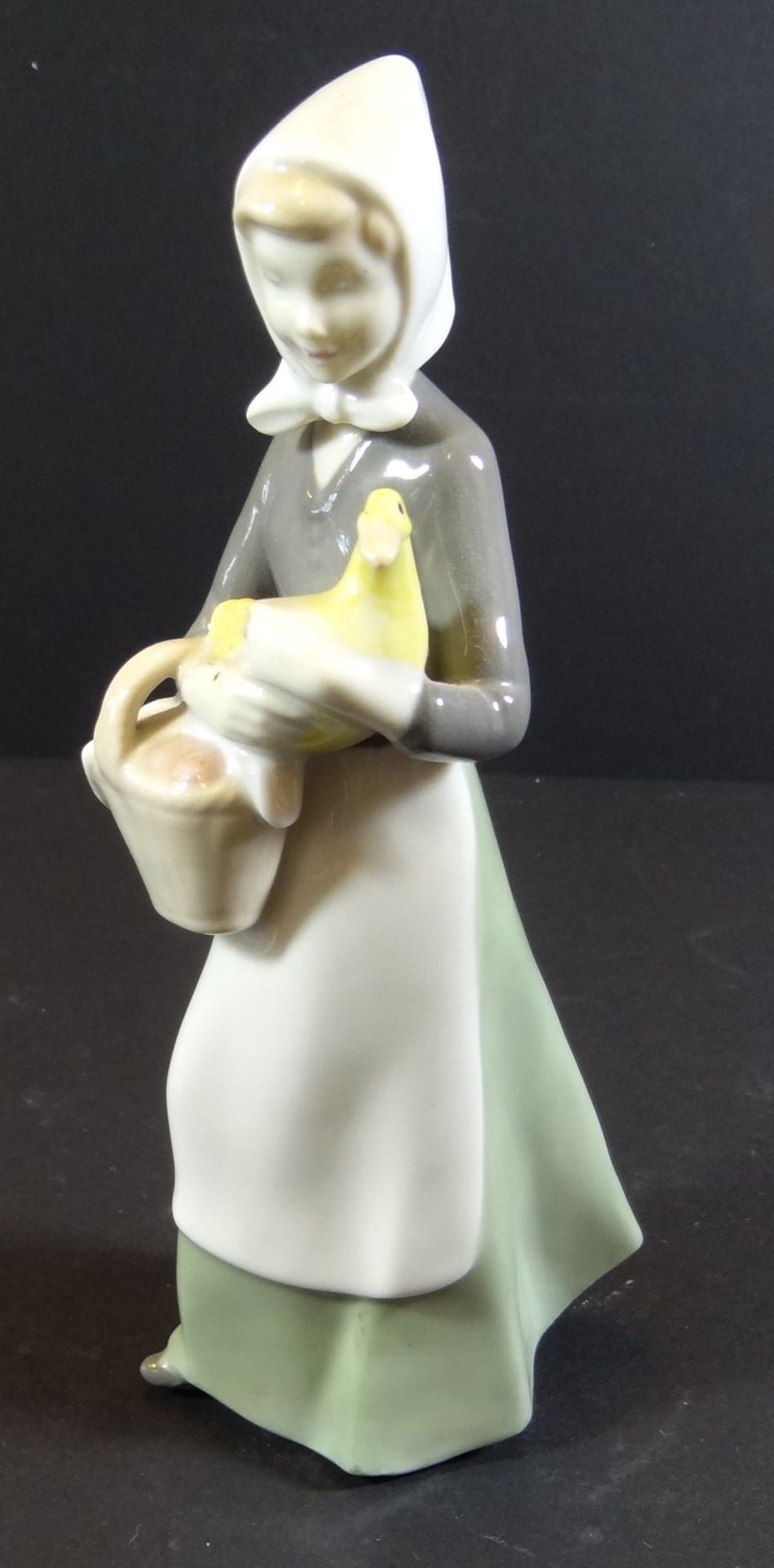 Mädchen mit Ente "Sitzendorf", H-19 cm