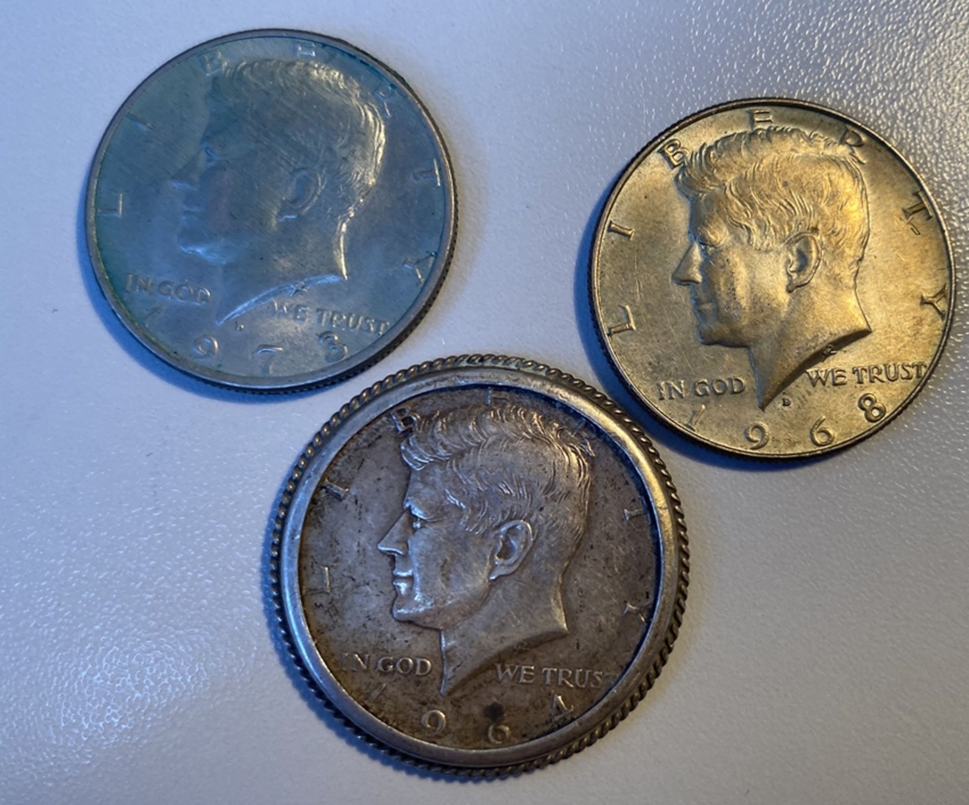 3x Half Dollar, Kennedy 1973, 1968, 1964 (mit Krampenfassung, , 2x One Dollar, 1x Lberty 1972, 1x 1 - Bild 5 aus 7