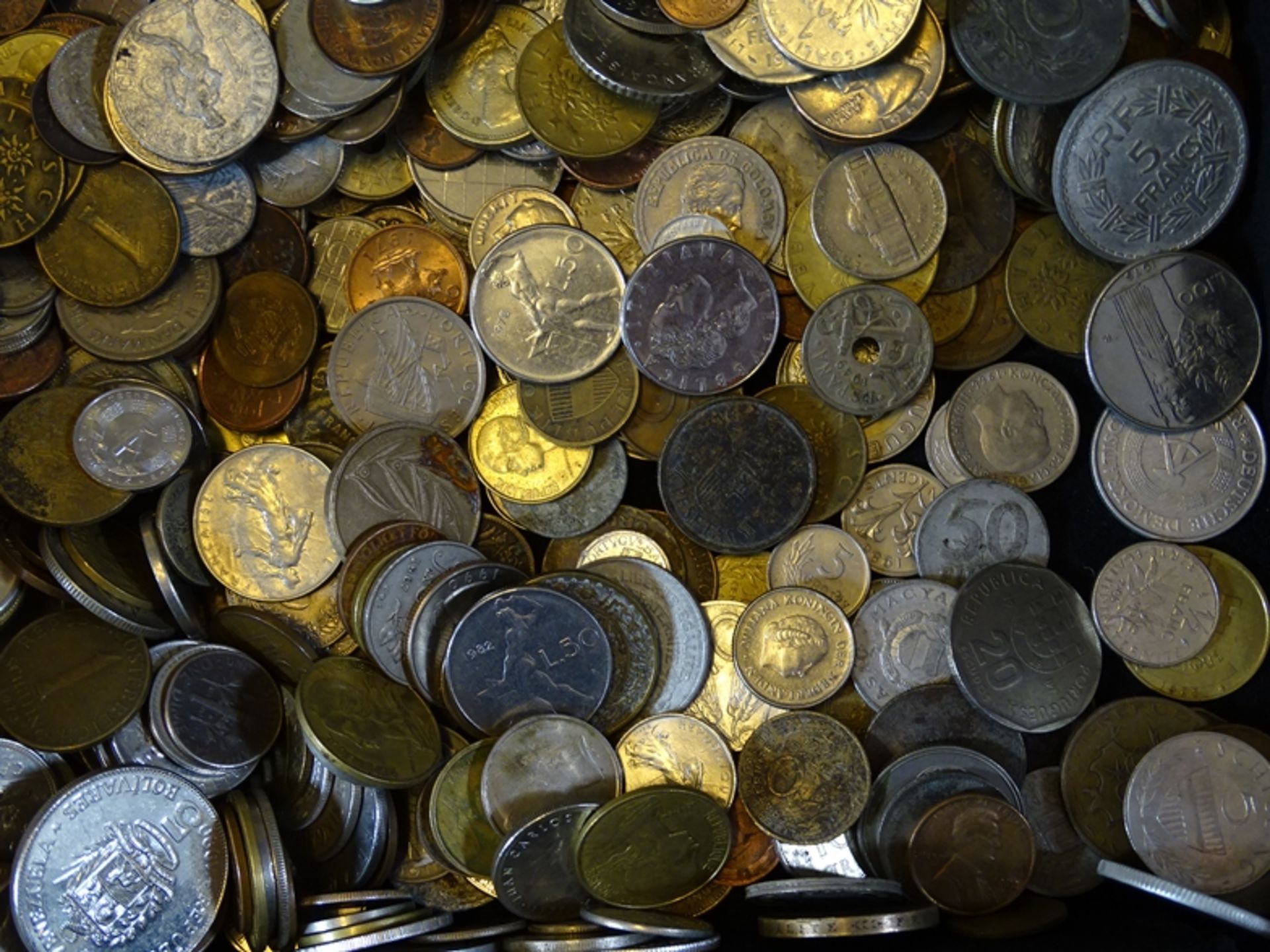 Großes Konvolut Münzen aus aller Welt in Koffer, insg. 9KG, Koffer 40 x 24cm - Bild 7 aus 12