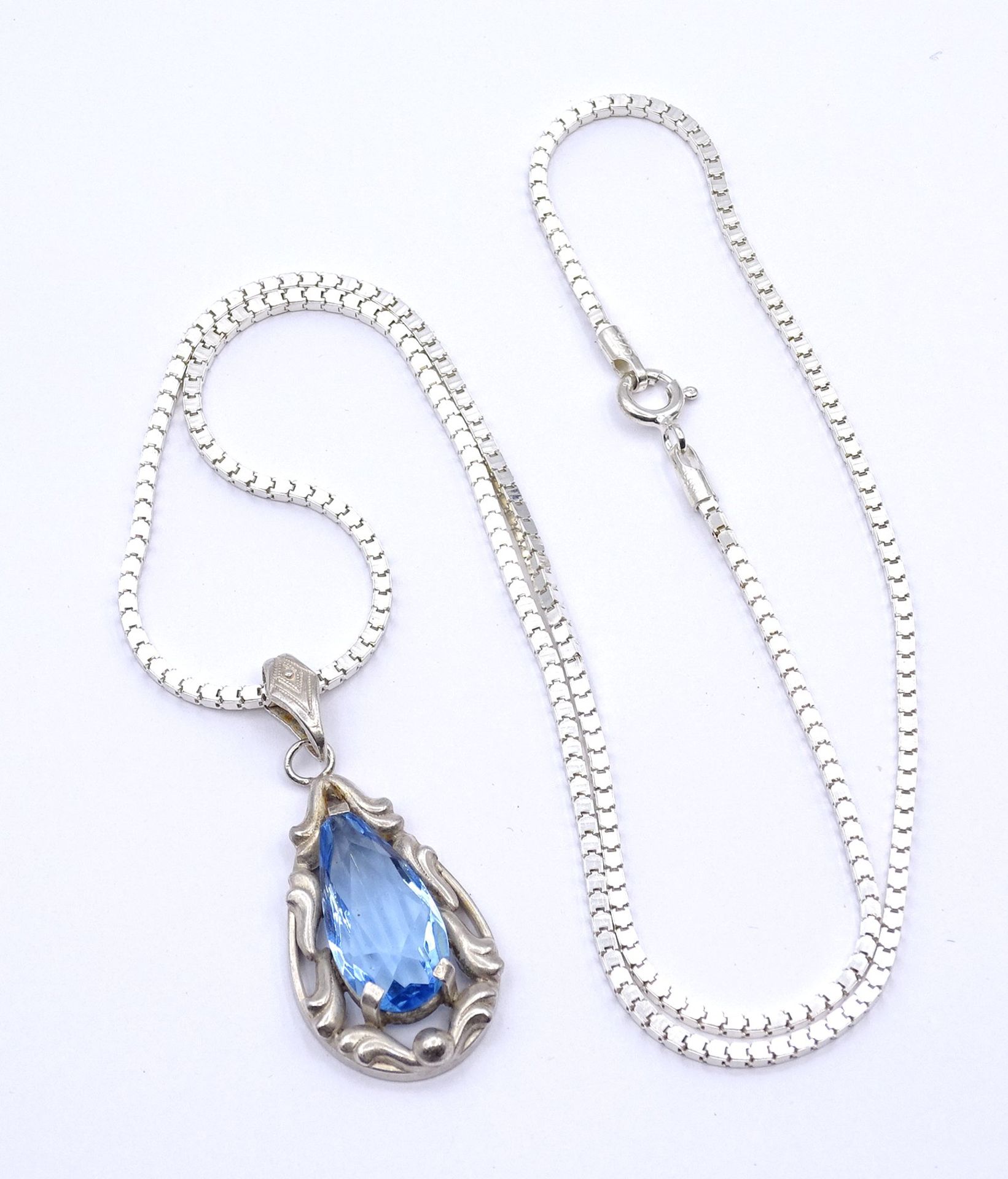 Halskette mit einen blauen Edelstein Anhänger, Sterling Silber 0.925 L. 48cm, 7,9g.