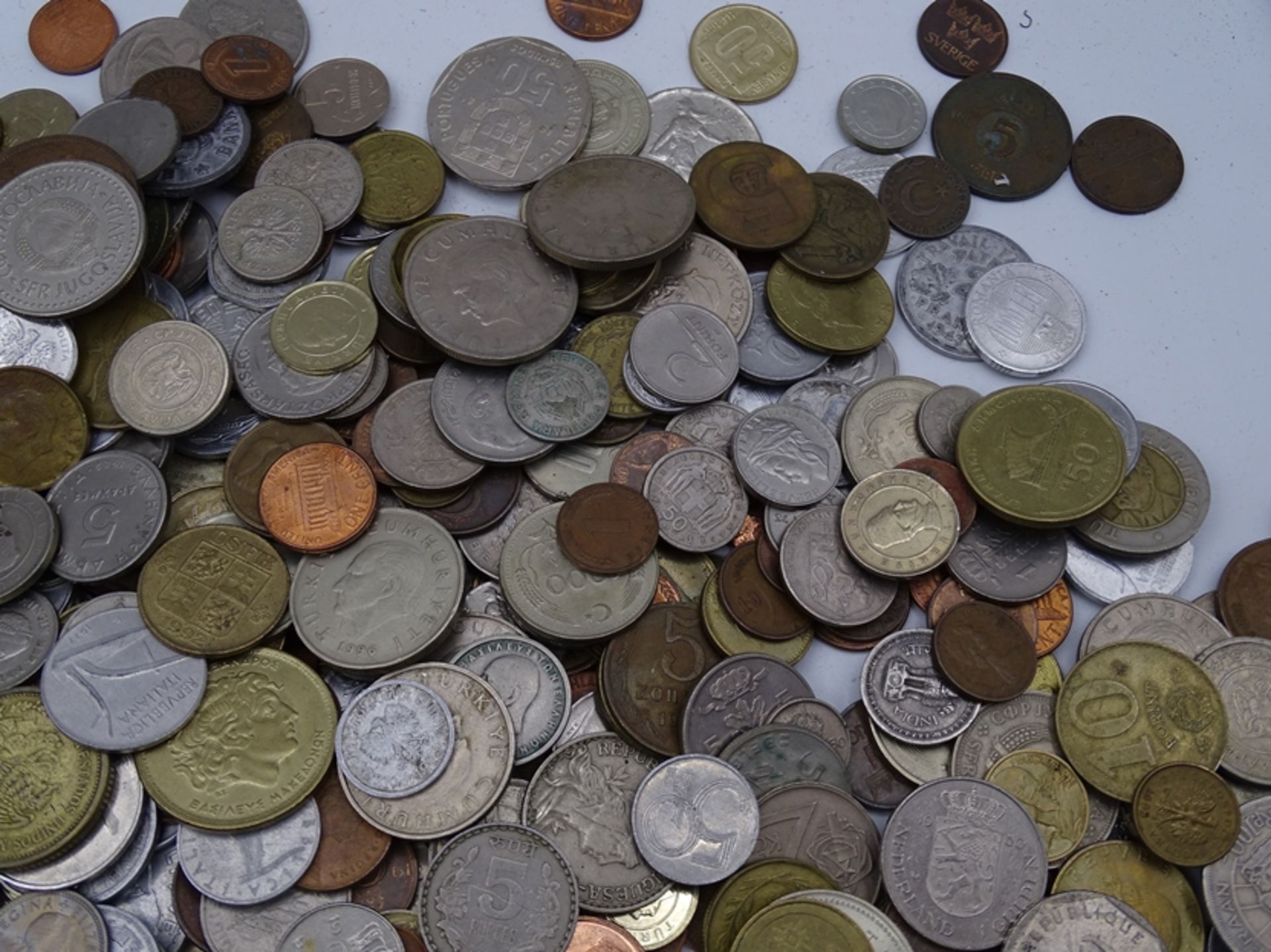 Konvolut Kleinmünzen aus aller Welt, 3KG - Bild 6 aus 7