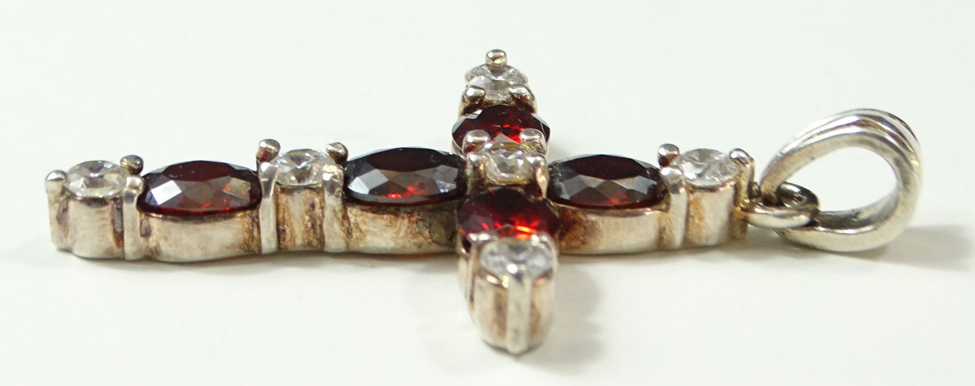 Kreuzanhänger aus roten und klaren Steinen in 925er-Silbermontur, L. 5 cm, 10 gr., leicht reinigung - Bild 3 aus 4