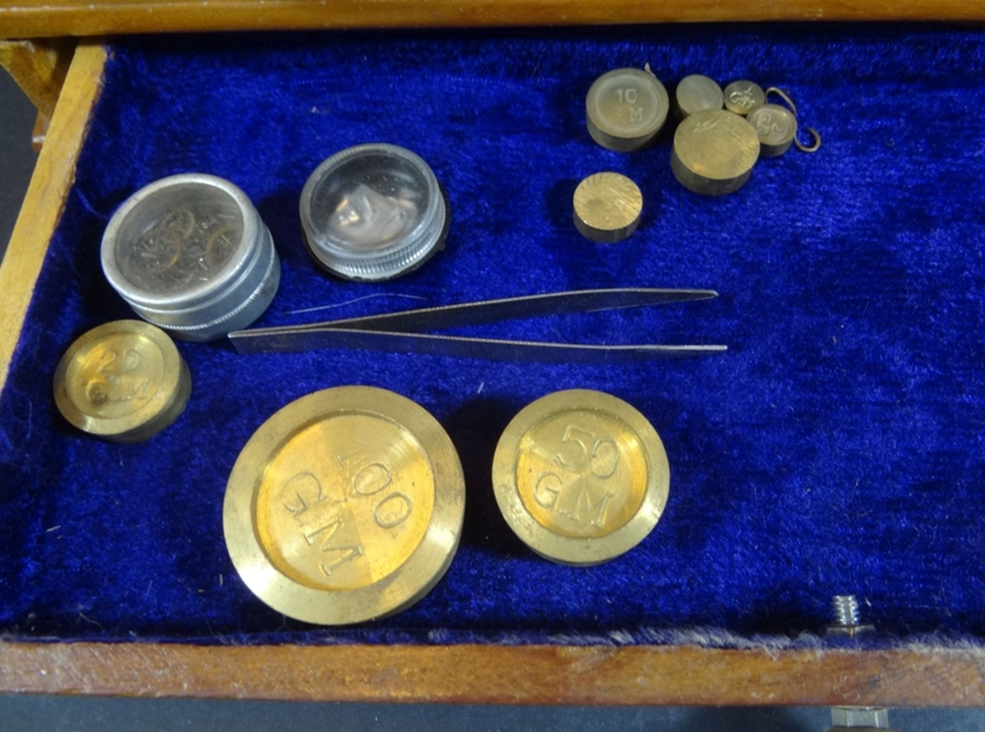 Goldwaage auf Holz, Schublade mit einigen Gewichten, H-20 cm, B-29 cm0 - Image 3 of 4