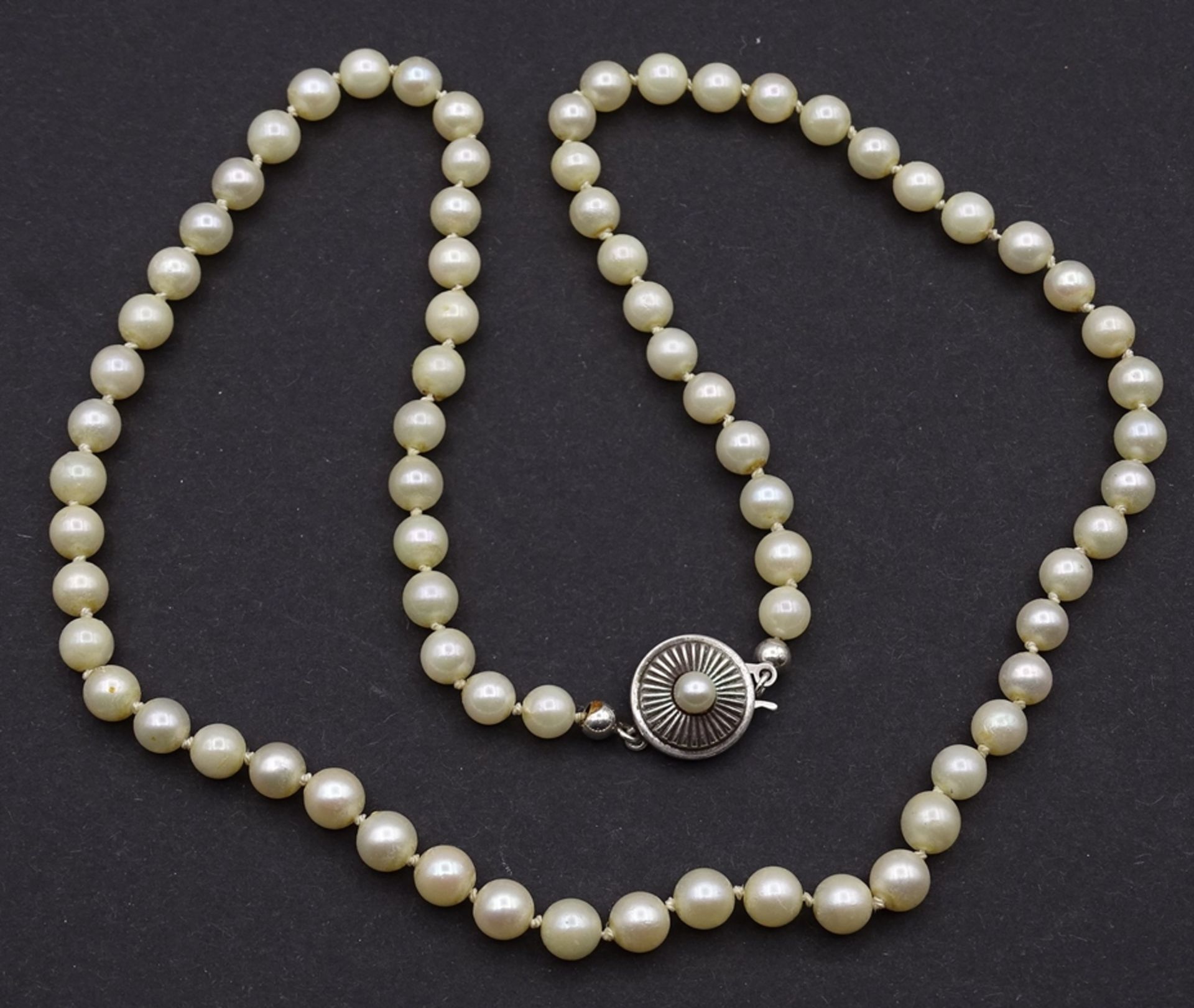 Kurze Perlen Halskette mit einer 835er Silber Schließe, L. 53cm